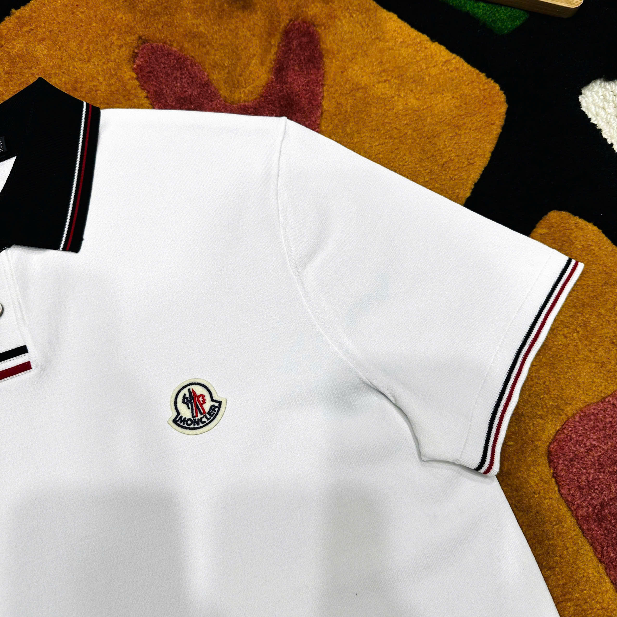 Áo polo Moncler check kẻ cổ logo thêu wash ngực Like Auth 48-52 MK\Trắng