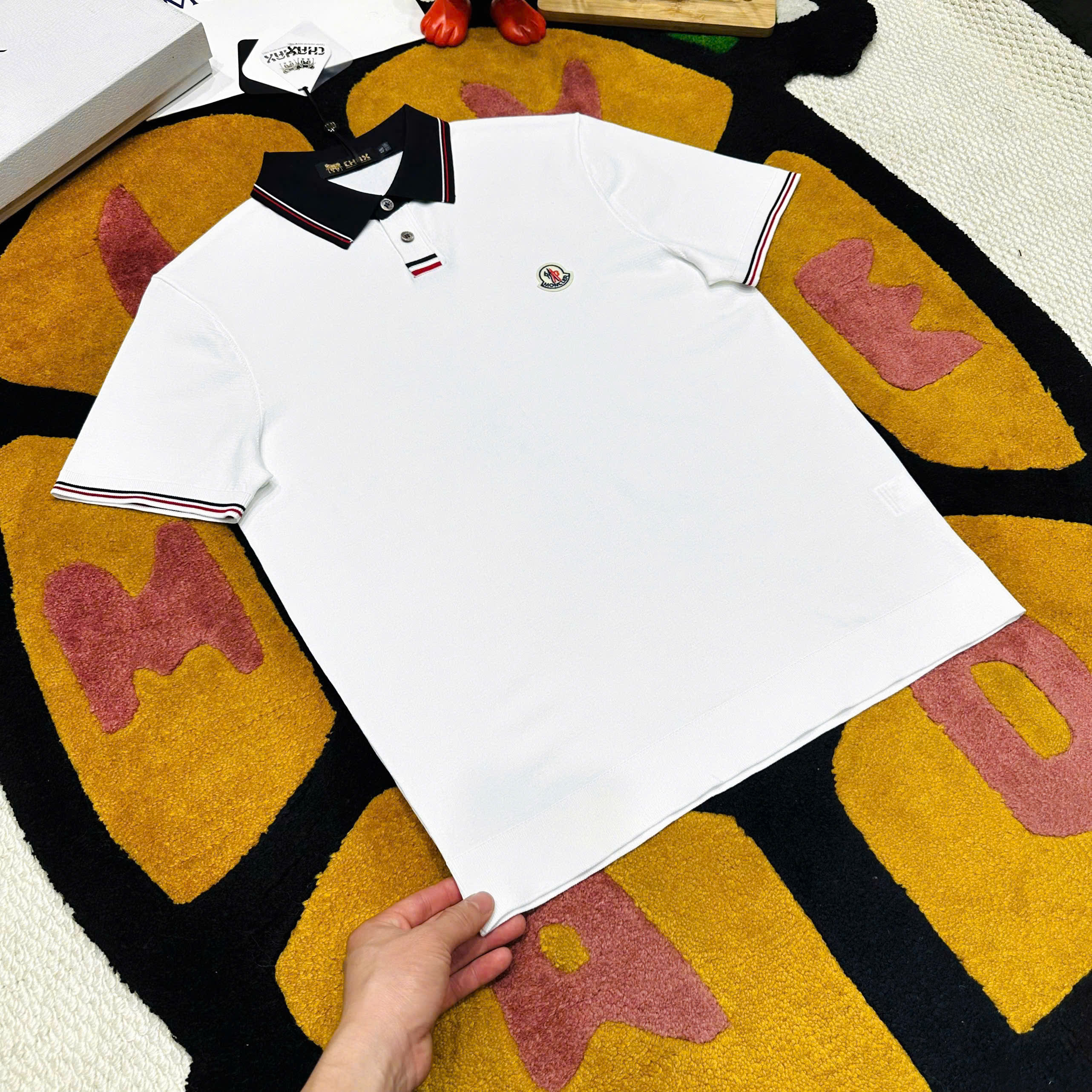Áo polo Moncler check kẻ cổ logo thêu wash ngực Like Auth 48-52 MK\Trắng