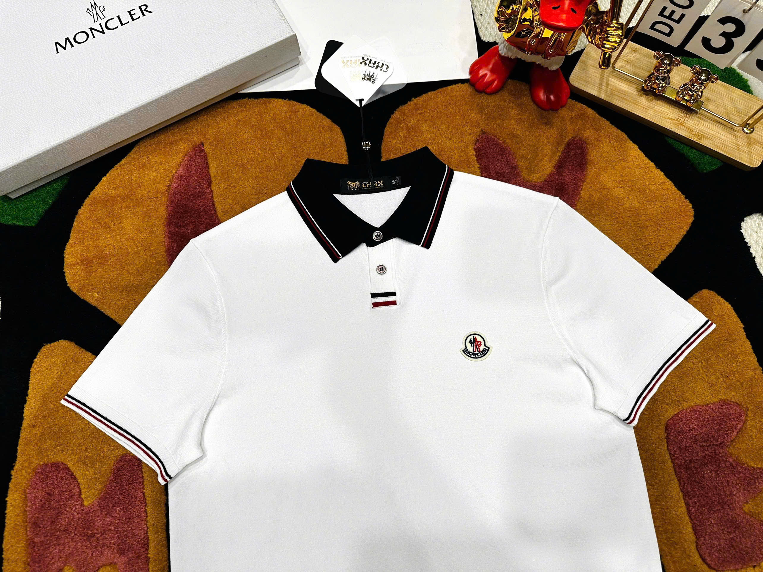 Áo polo Moncler check kẻ cổ logo thêu wash ngực Like Auth 48-52 MK\Trắng