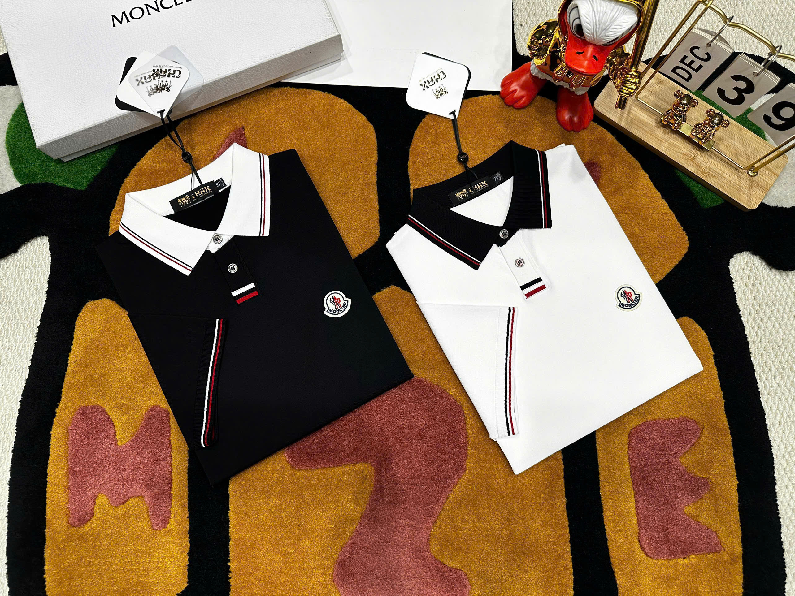 Áo polo Moncler check kẻ cổ logo thêu wash ngực Like Auth 48-52 MK\Đen