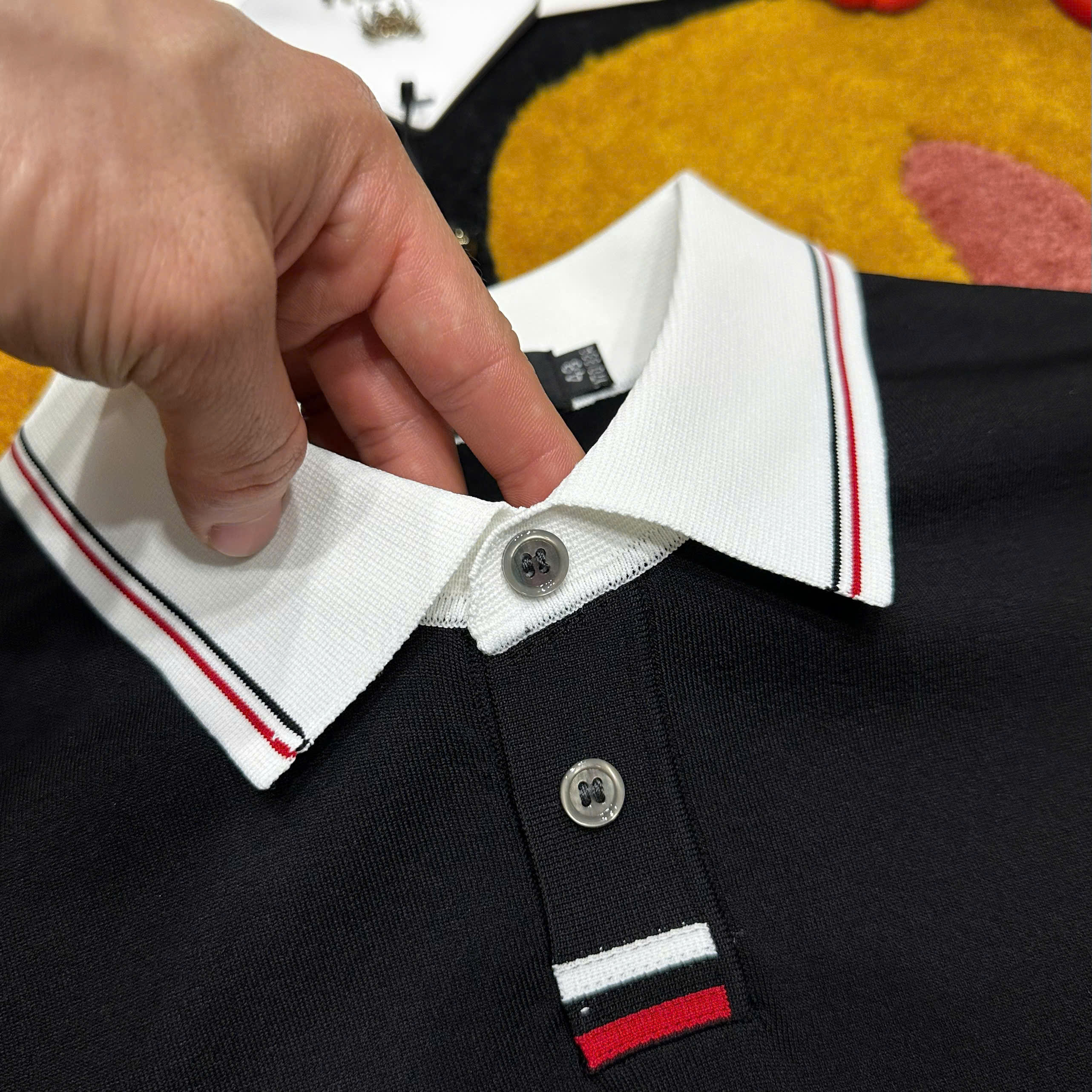 Áo polo Moncler check kẻ cổ logo thêu wash ngực Like Auth 48-52 MK\Đen