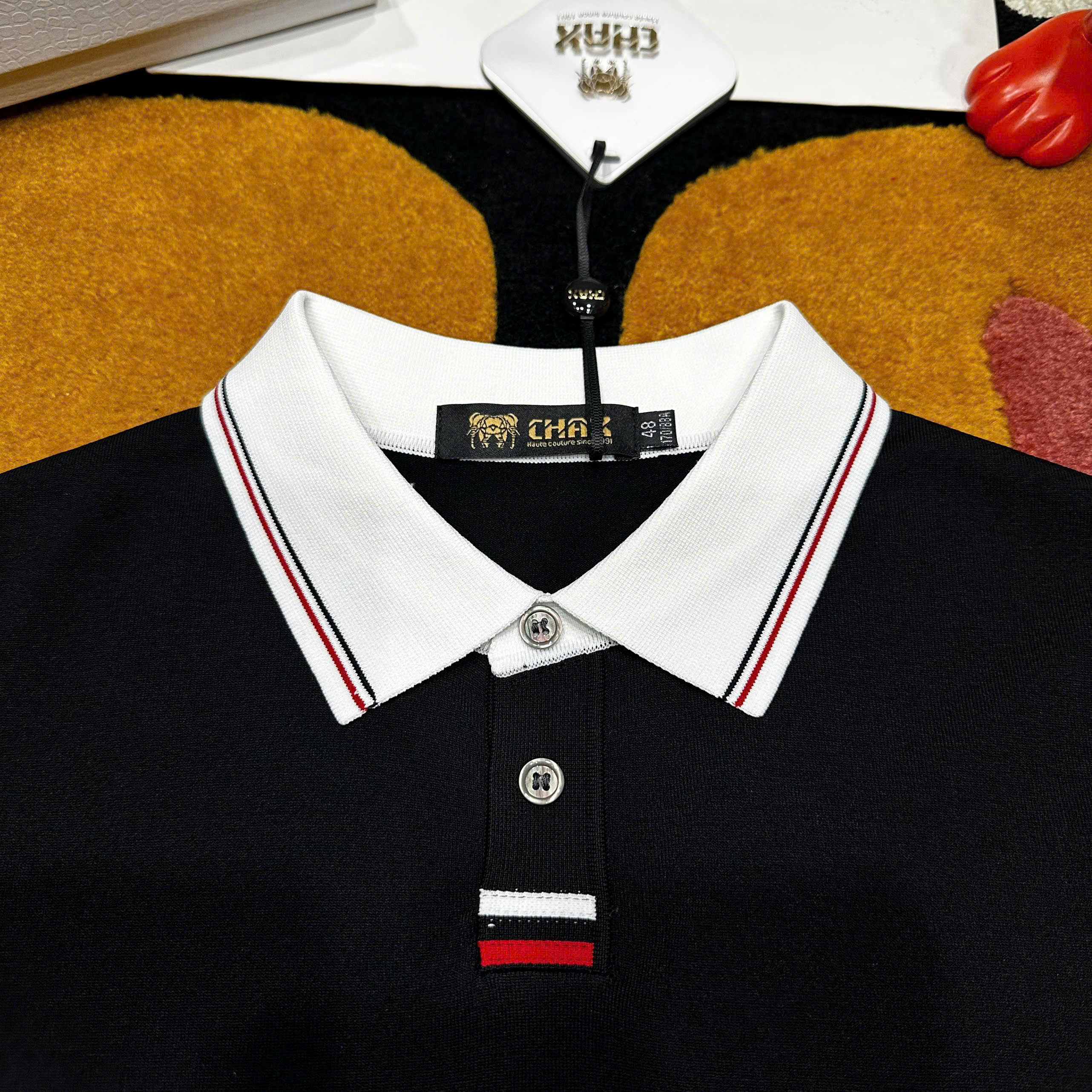 Áo polo Moncler check kẻ cổ logo thêu wash ngực Like Auth 48-52 MK\Đen