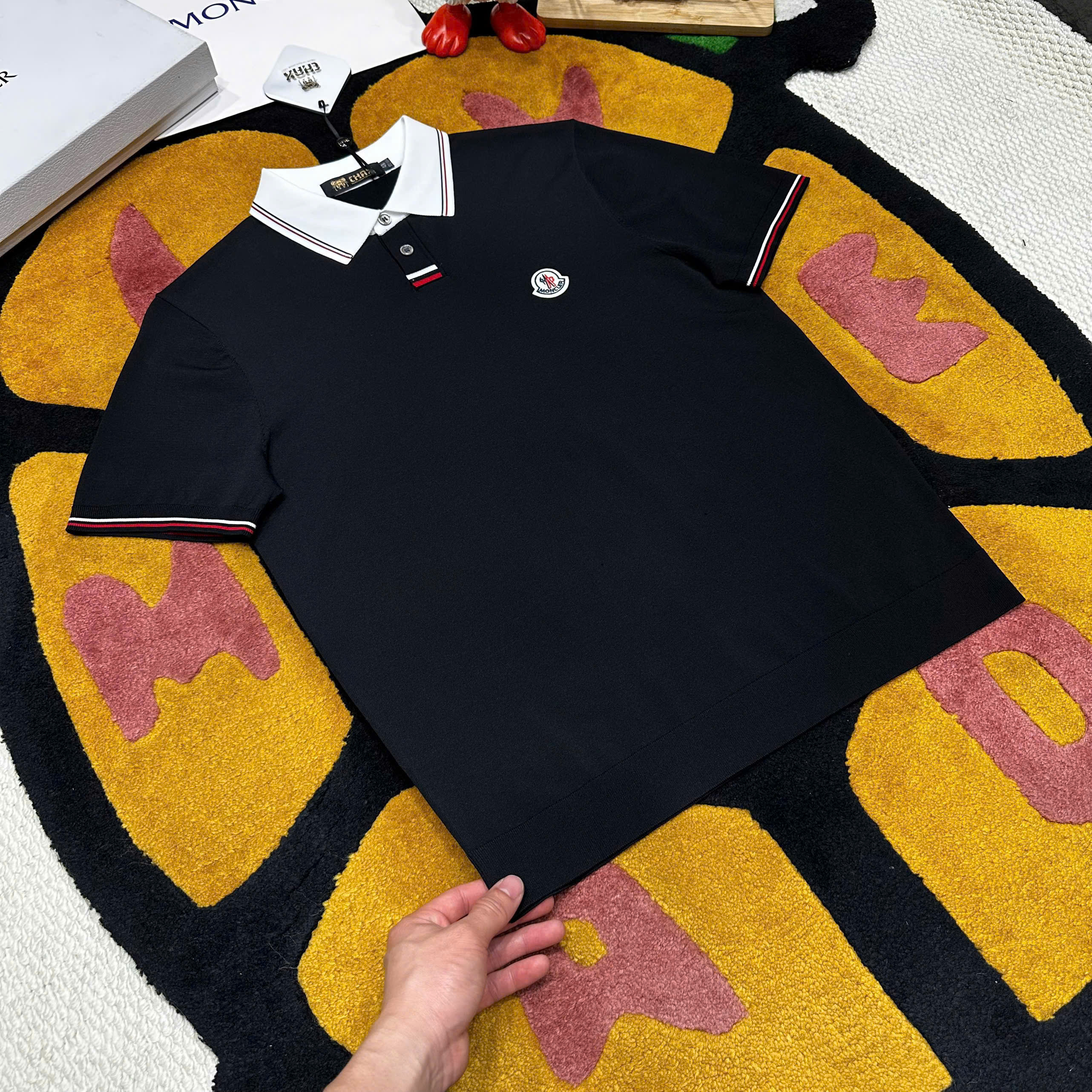 Áo polo Moncler check kẻ cổ logo thêu wash ngực Like Auth 48-52 MK\Đen