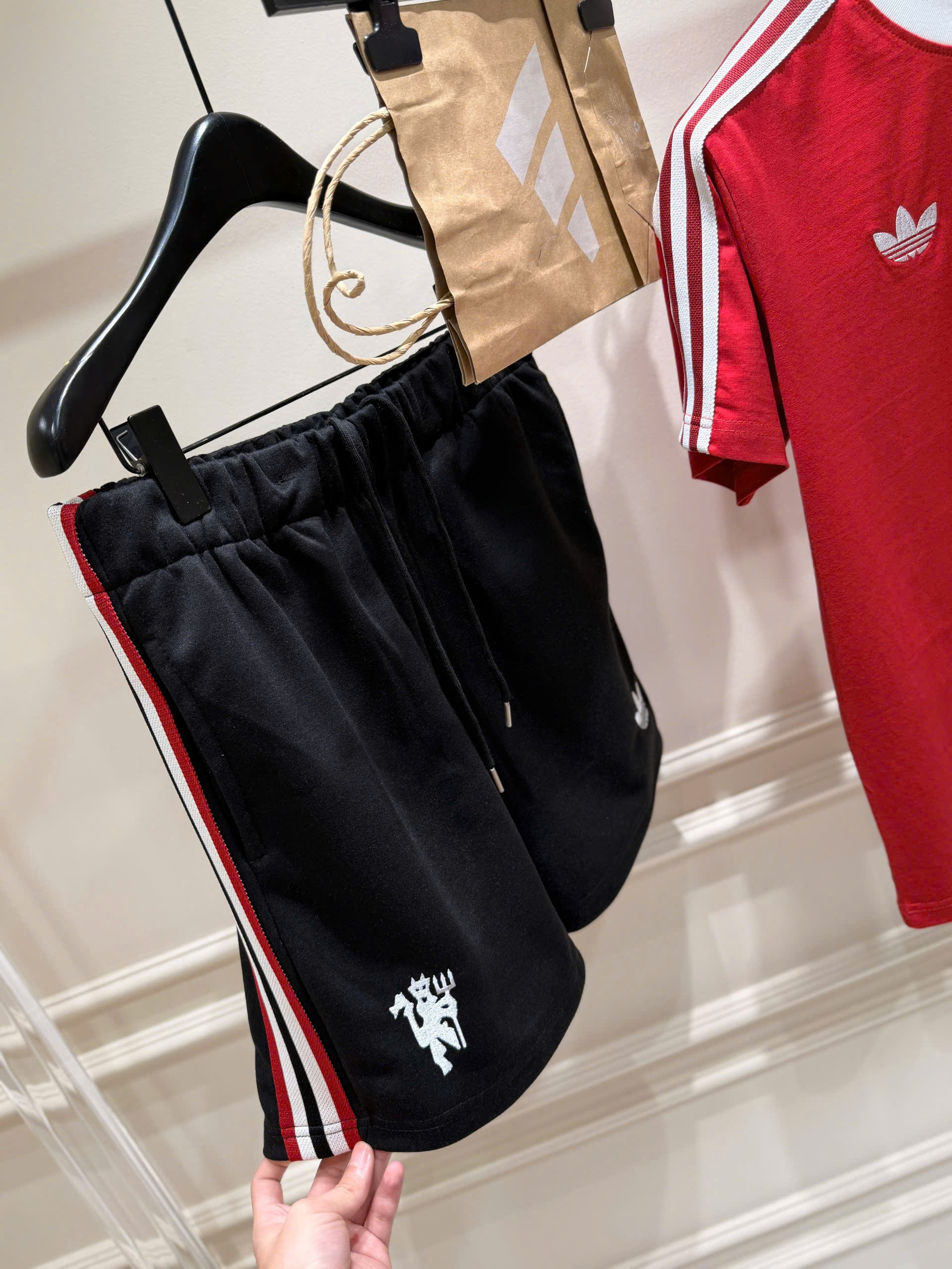 Set bộ thể thao hè Adidas kẻ sọc vai logo thêu ngực Like Auth S-XL MK