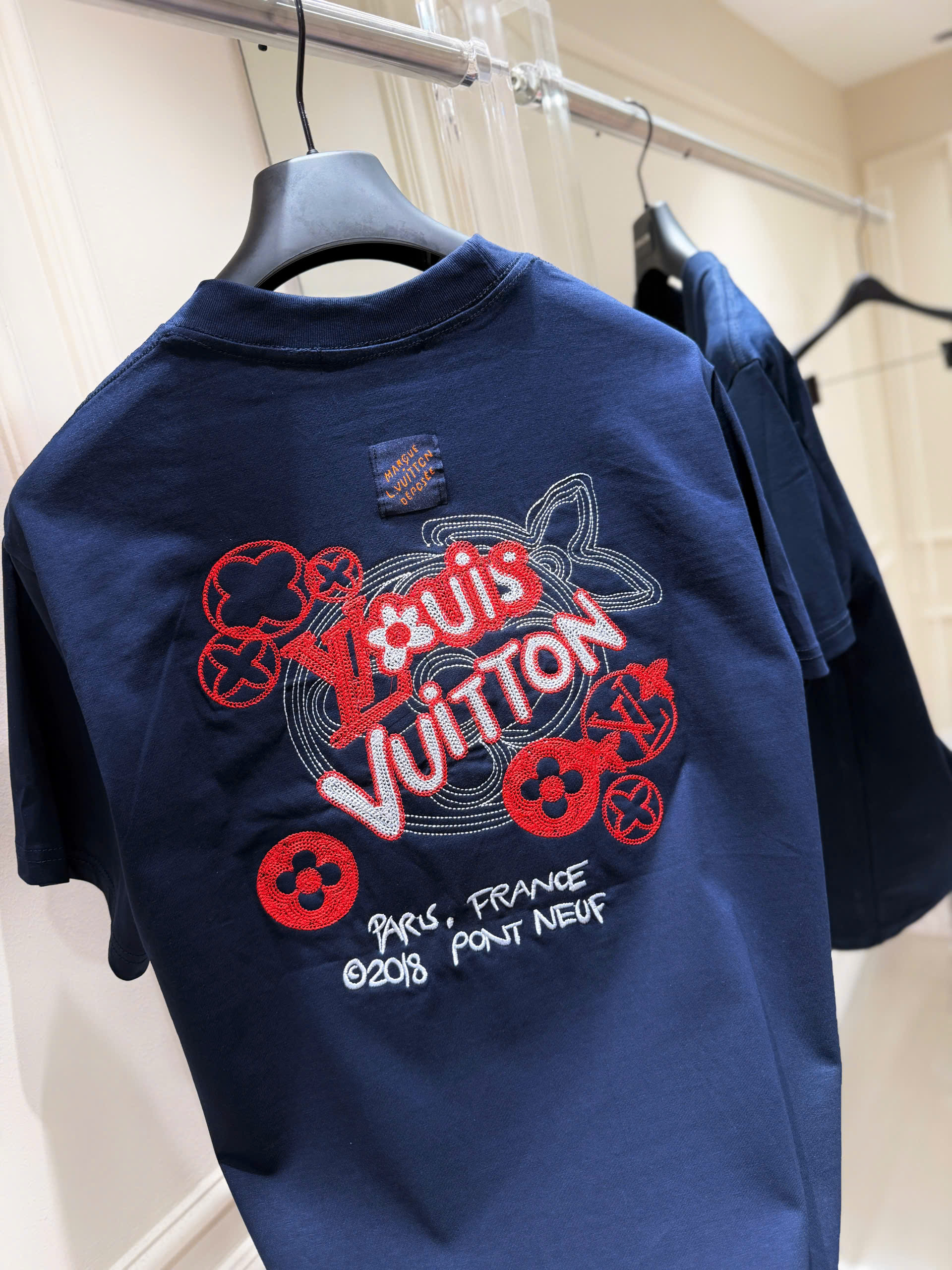 Áo phông T shirt Louis Vuitton LV logo thêu trước sau Like Auth S-XL NV