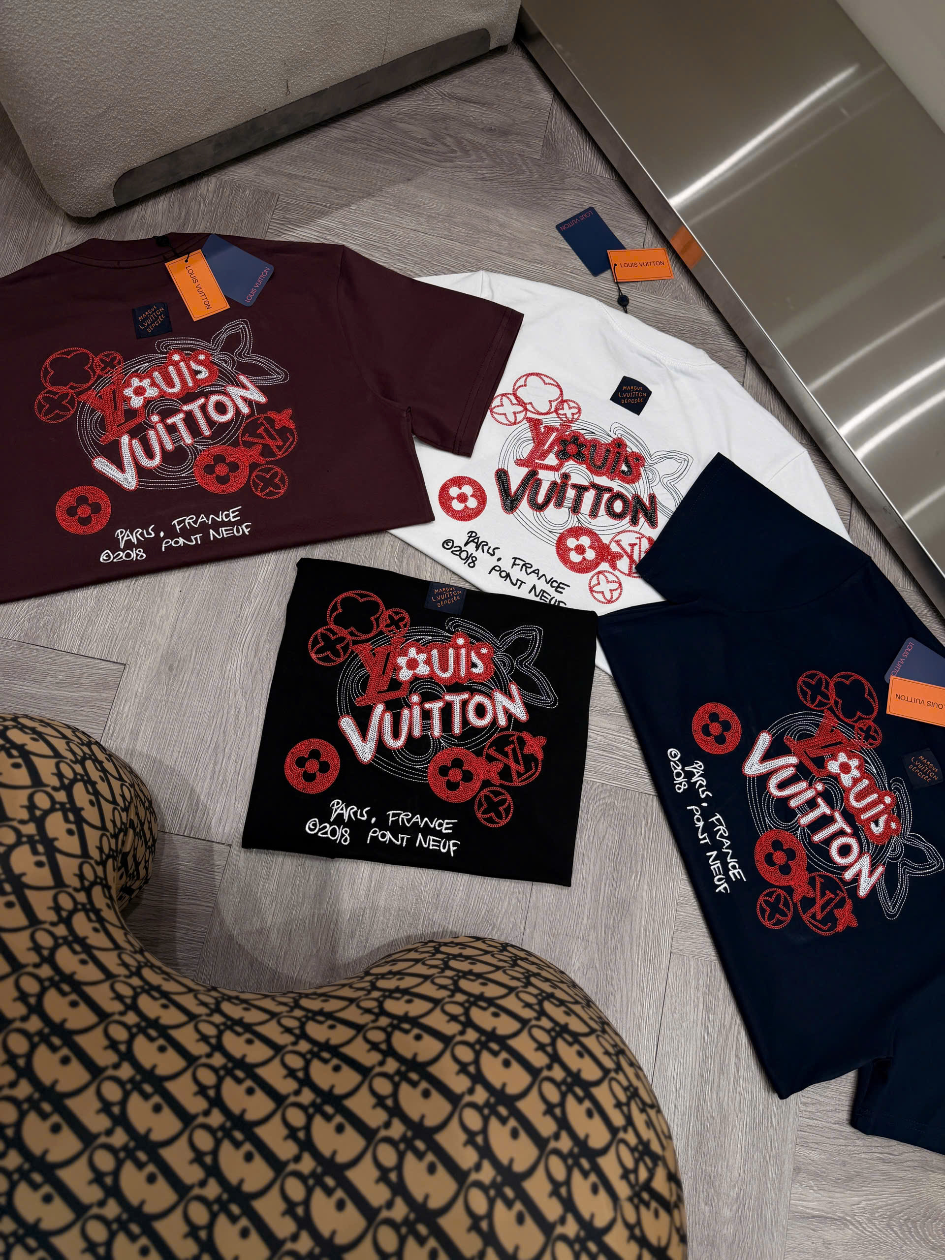 Áo phông T shirt Louis Vuitton LV logo thêu trước sau Like Auth S-XL NV