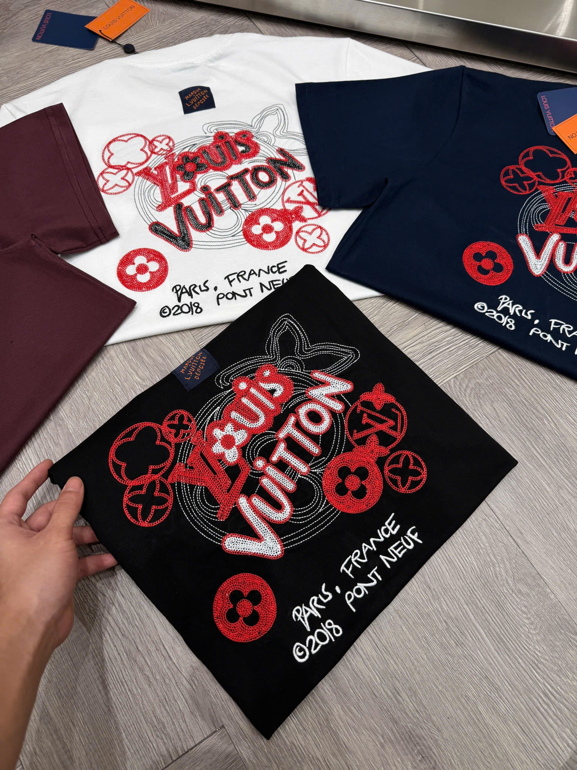 Áo phông T shirt Louis Vuitton LV logo thêu trước sau Like Auth S-XL NV