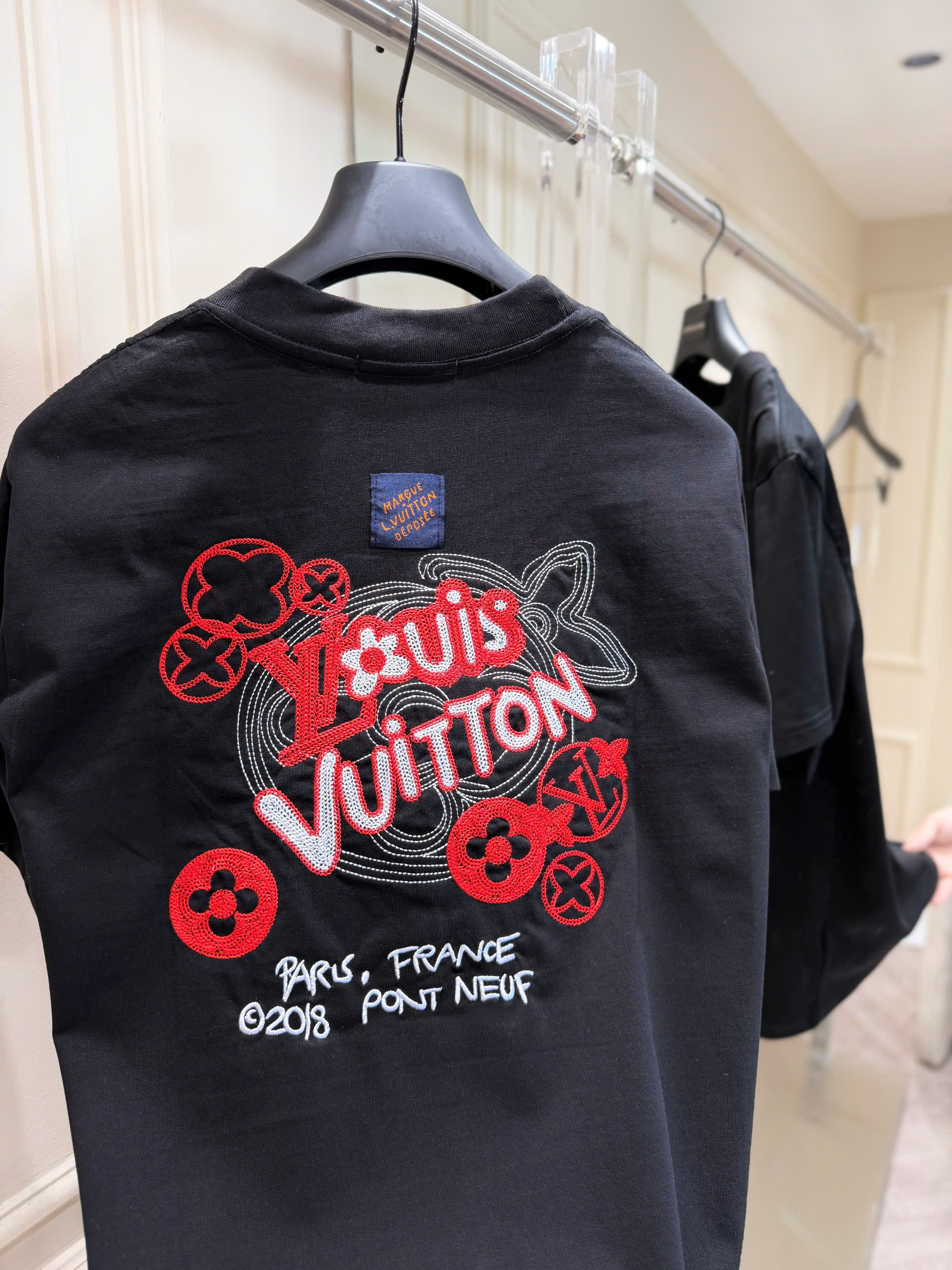 Áo phông T shirt Louis Vuitton LV logo thêu trước sau Like Auth S-XL NV