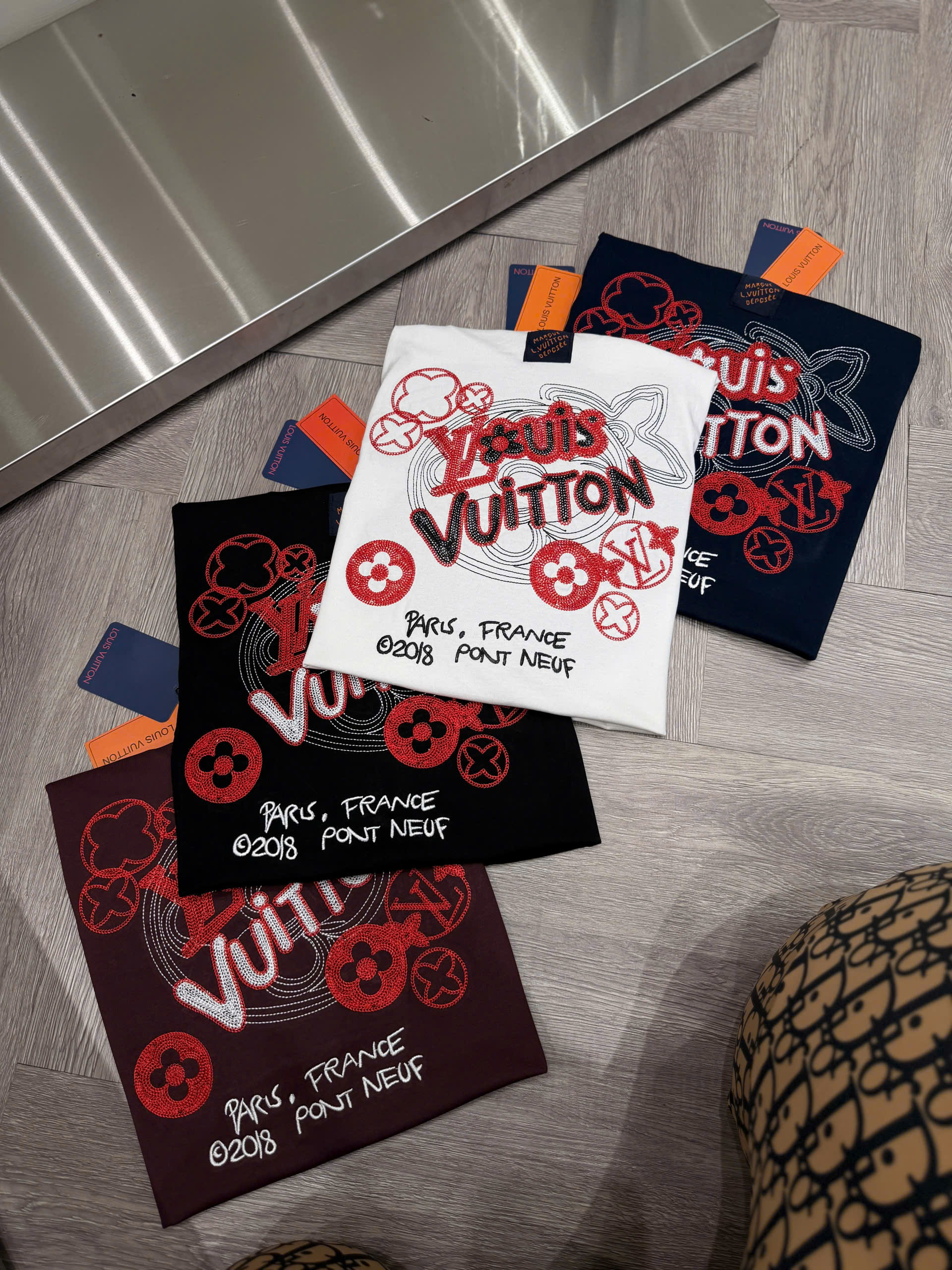 Áo phông T shirt Louis Vuitton LV logo thêu trước sau Like Auth S-XL NV