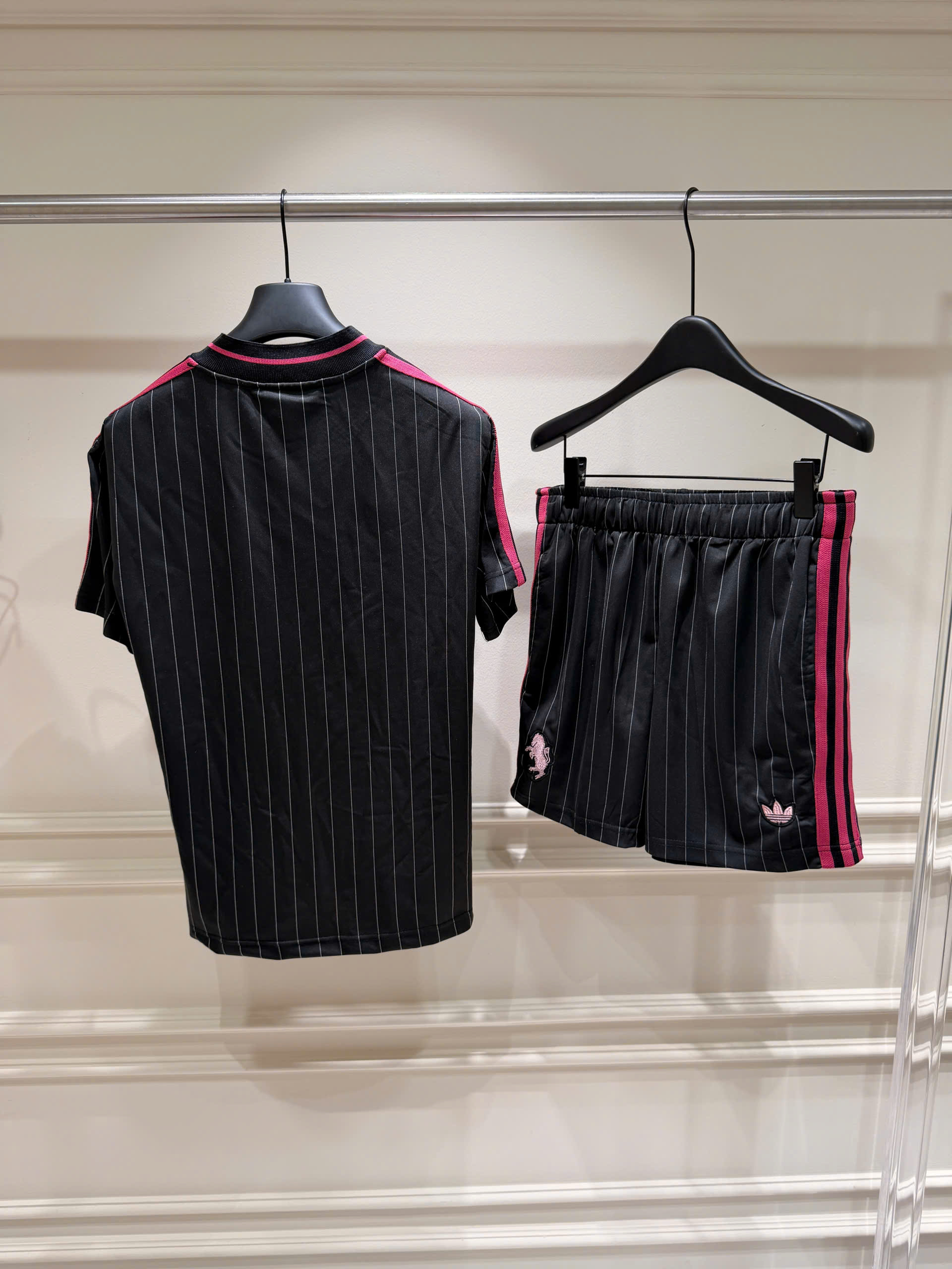 Set bộ hè thể thao Adidas kẻ sọc dọc logo thêu ngực tag ngựa Like Auth S-XL NV