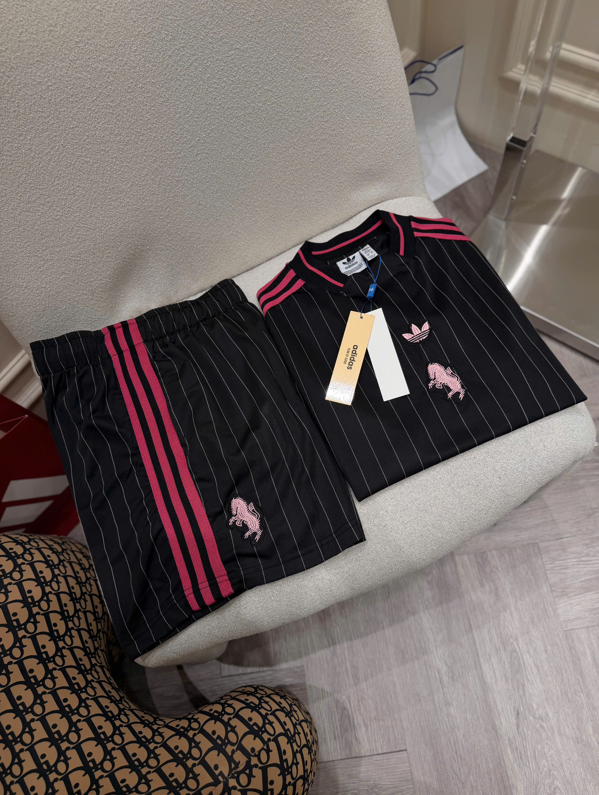 Set bộ hè thể thao Adidas kẻ sọc dọc logo thêu ngực tag ngựa Like Auth S-XL NV