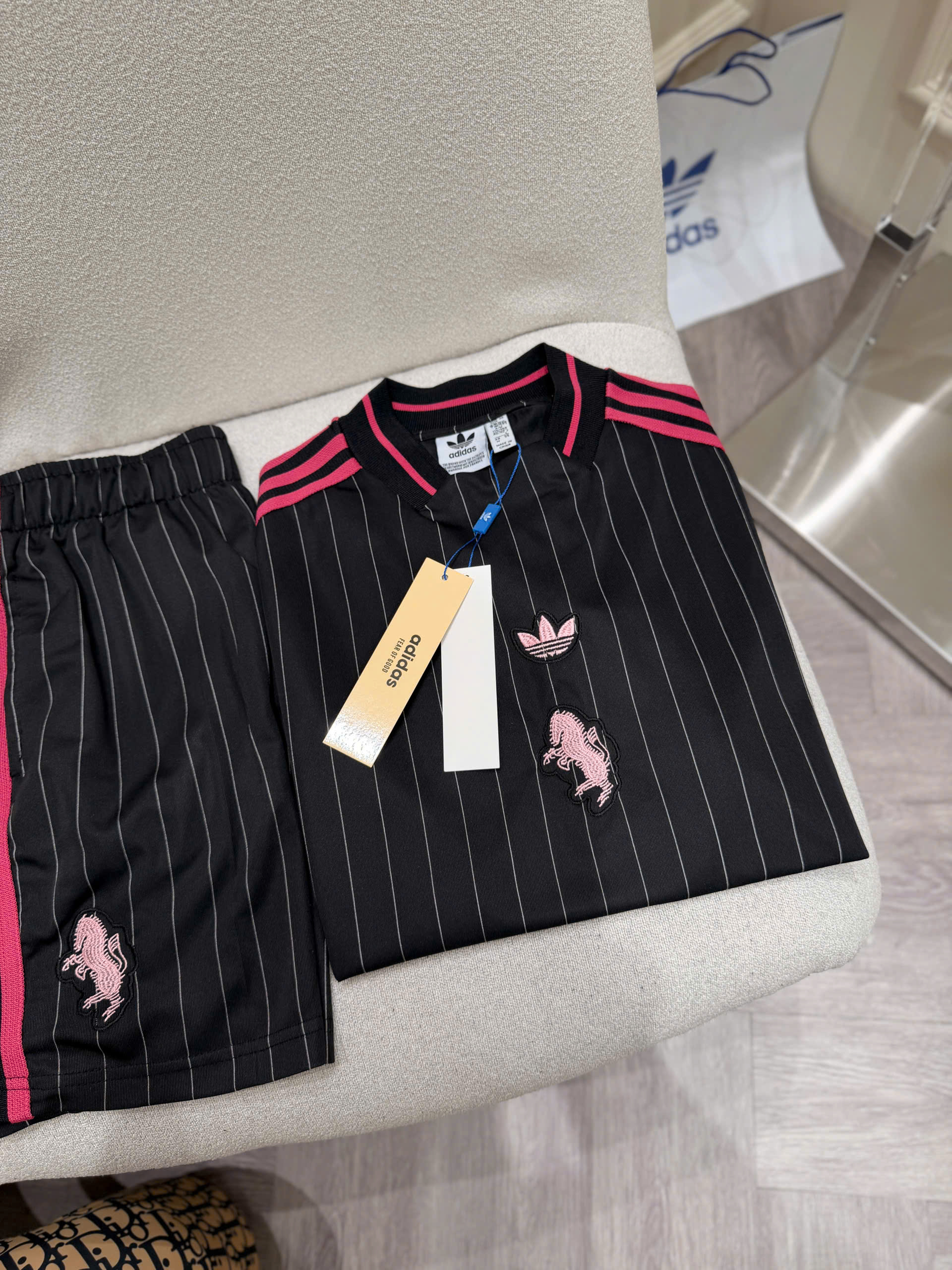 Set bộ hè thể thao Adidas kẻ sọc dọc logo thêu ngực tag ngựa Like Auth S-XL NV