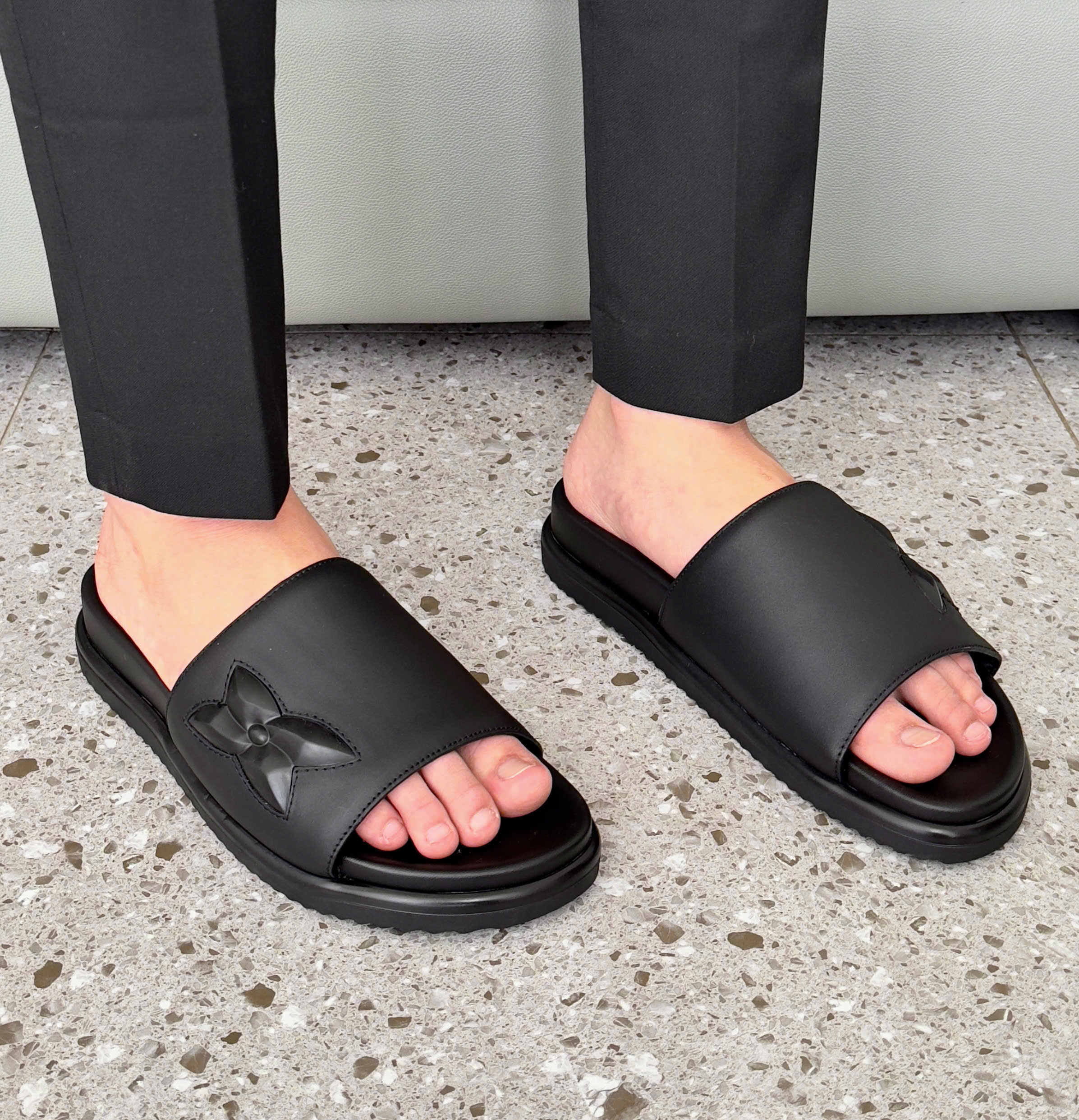 Dép lê quai ngang Louis Vuitton LV hoa nổi Like Auth 38-43 DDT