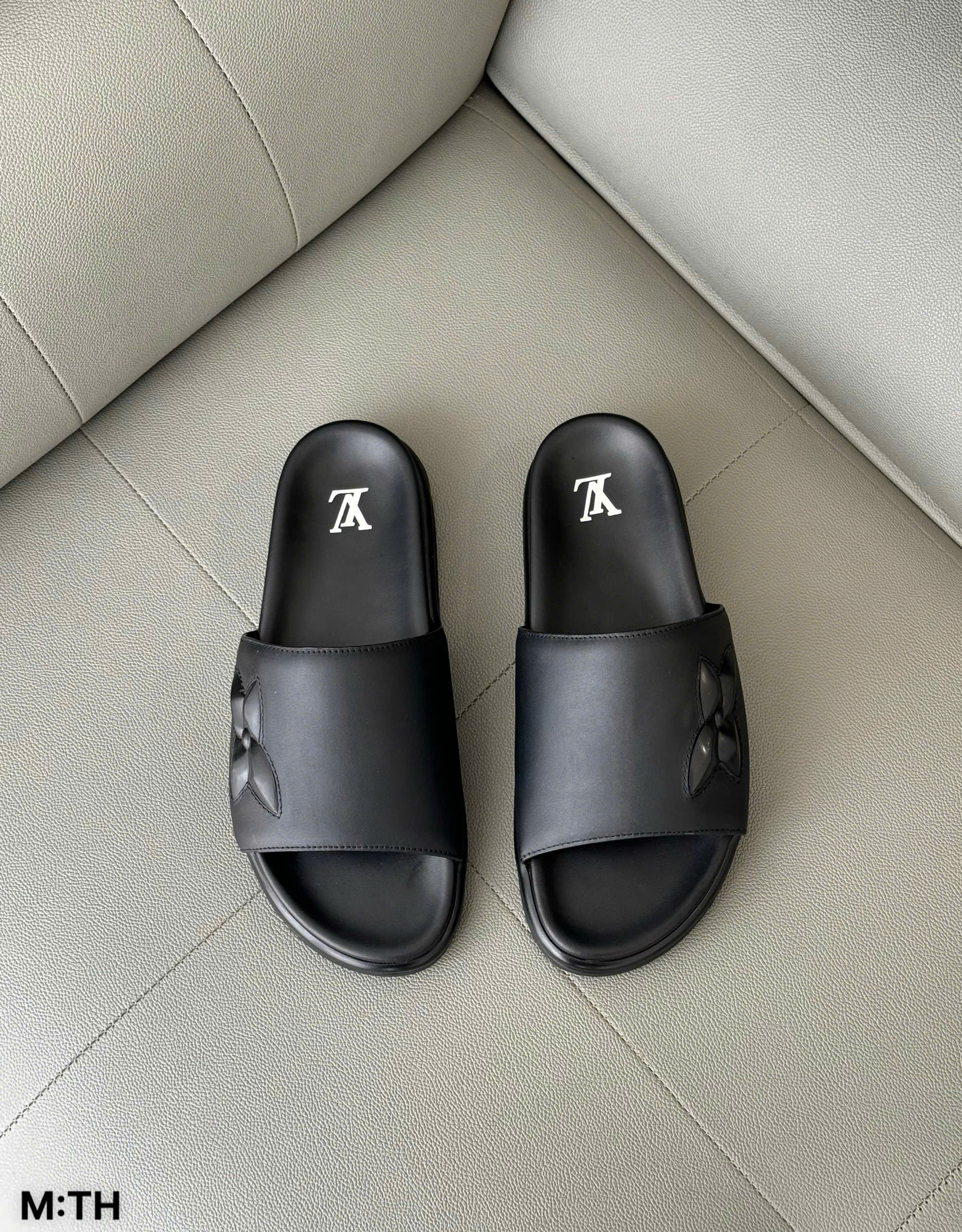 Dép lê quai ngang Louis Vuitton LV hoa nổi Like Auth 38-43 DDT