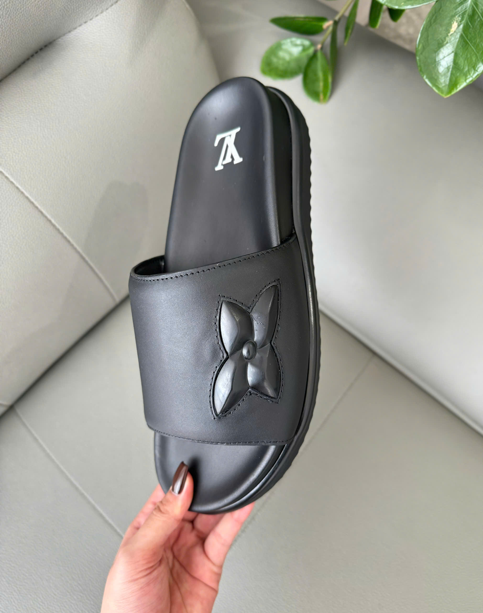 Dép lê quai ngang Louis Vuitton LV hoa nổi Like Auth 38-43 DDT