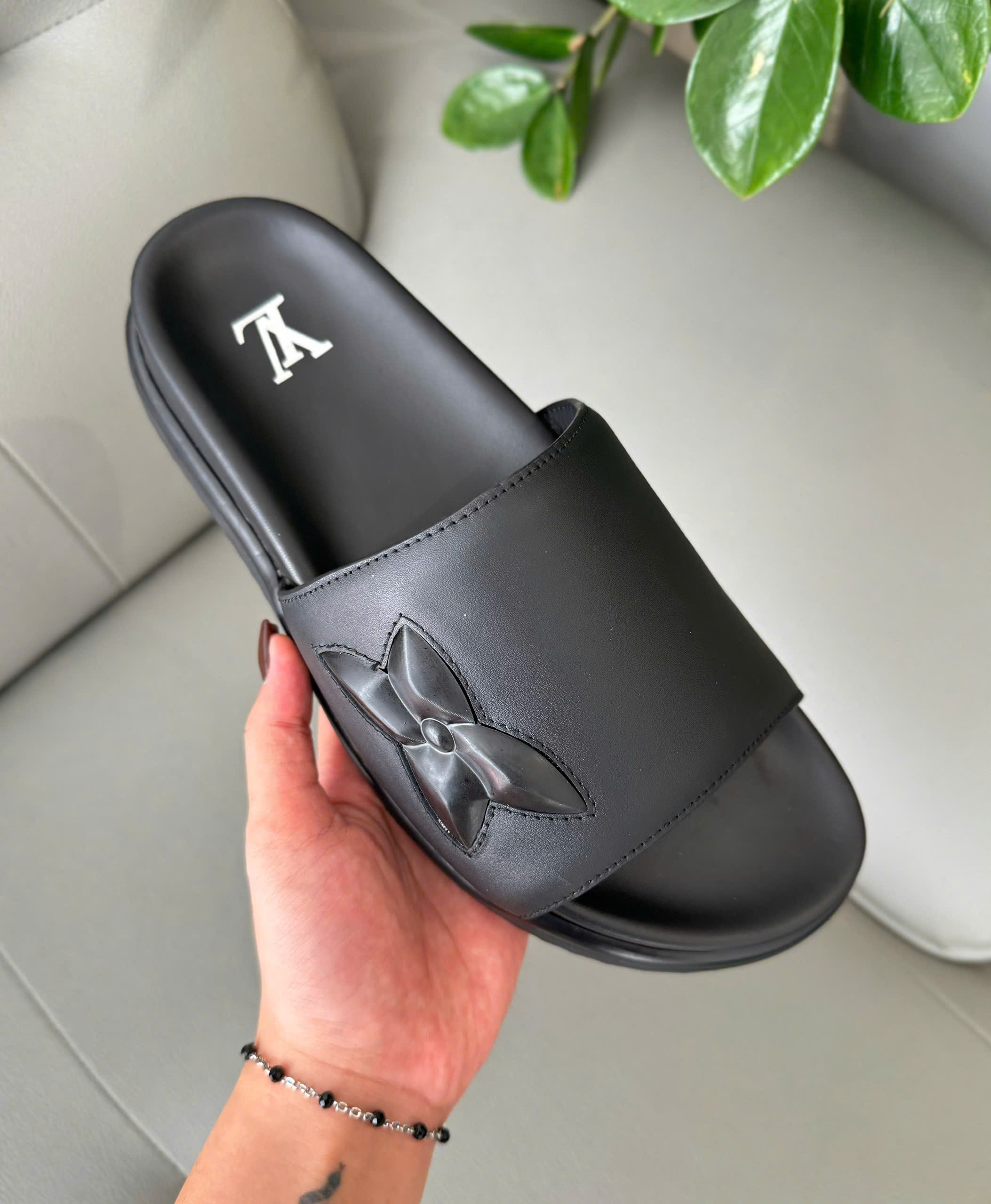 Dép lê quai ngang Louis Vuitton LV hoa nổi Like Auth 38-43 DDT
