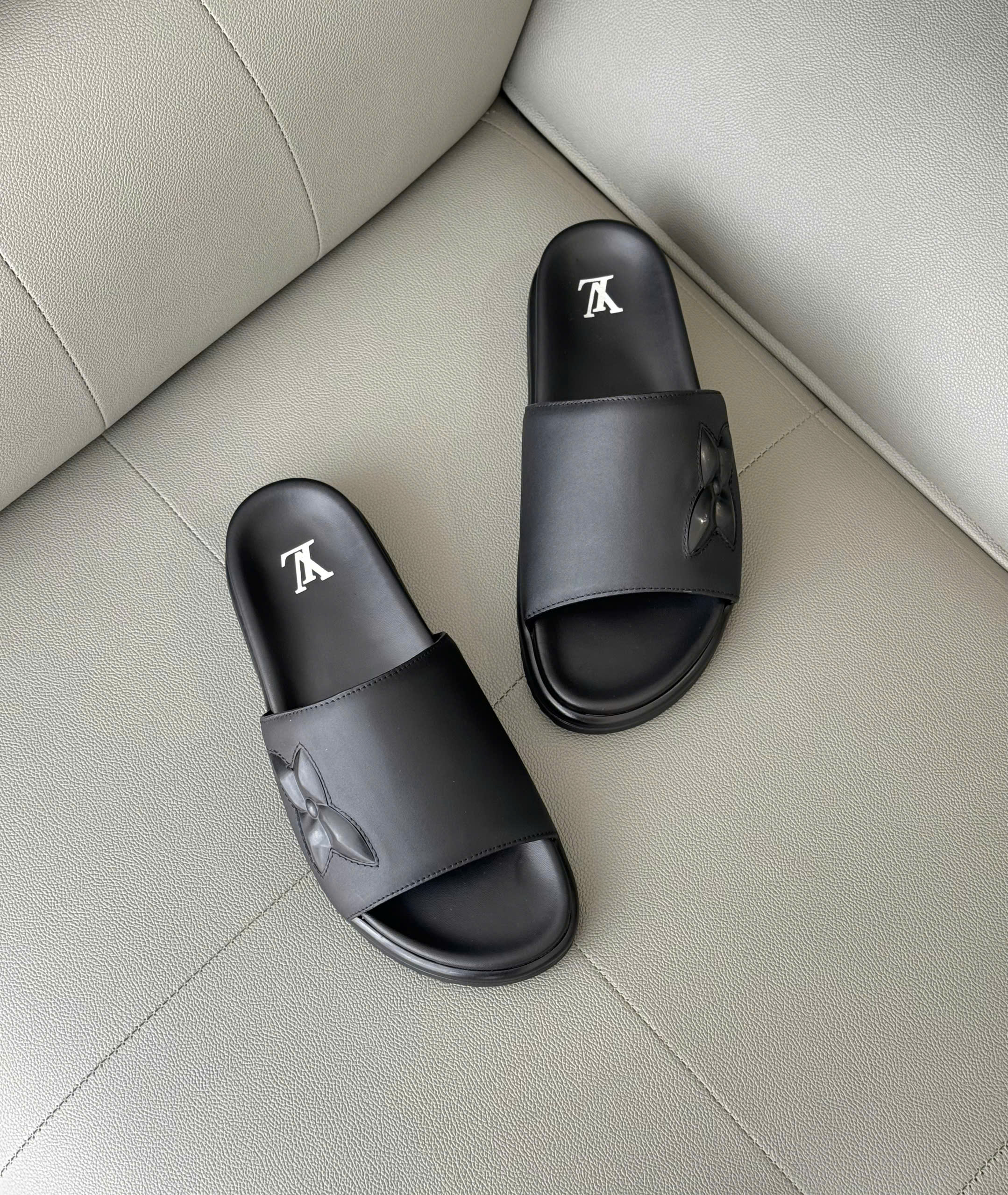 Dép lê quai ngang Louis Vuitton LV hoa nổi Like Auth 38-43 DDT