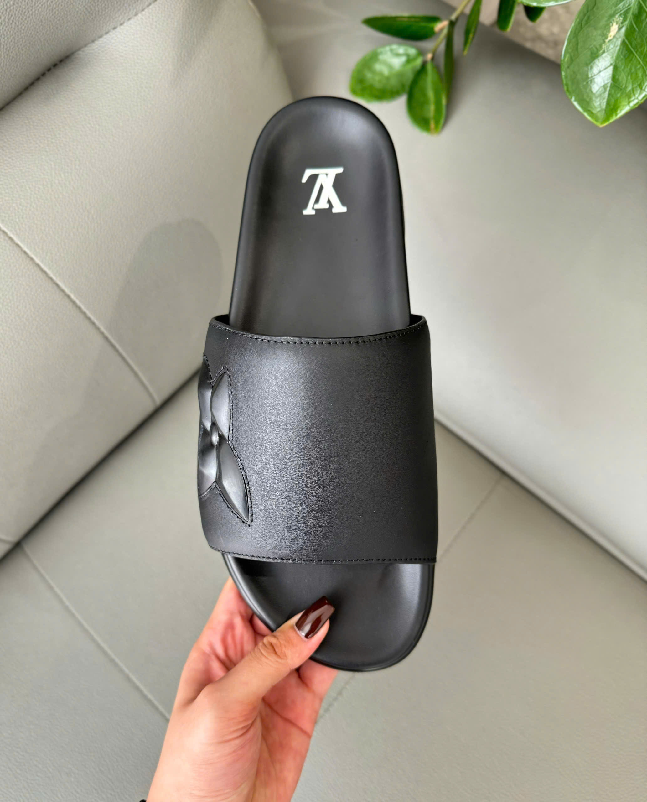 Dép lê quai ngang Louis Vuitton LV hoa nổi Like Auth 38-43 DDT