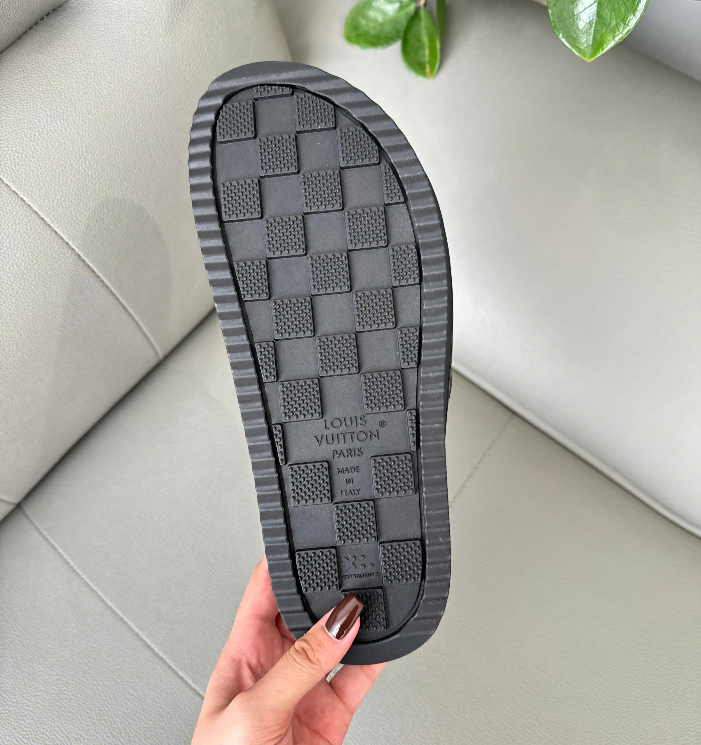 Dép lê quai ngang Louis Vuitton LV hoa nổi Like Auth 38-43 DDT