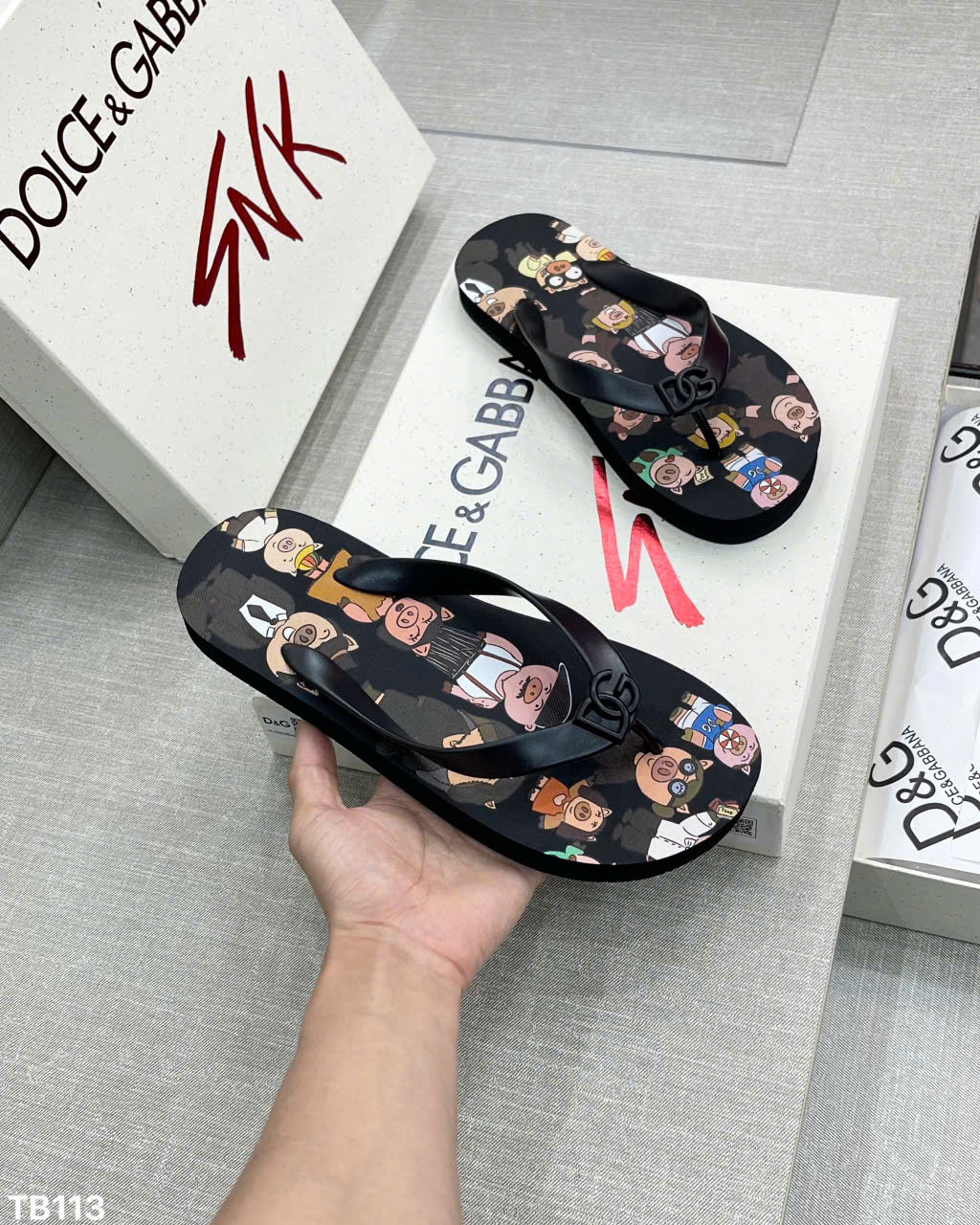 Dép tông xỏ ngón flip flop Dolce Gabbana DG Pig Family Like Auth 38-43 LK