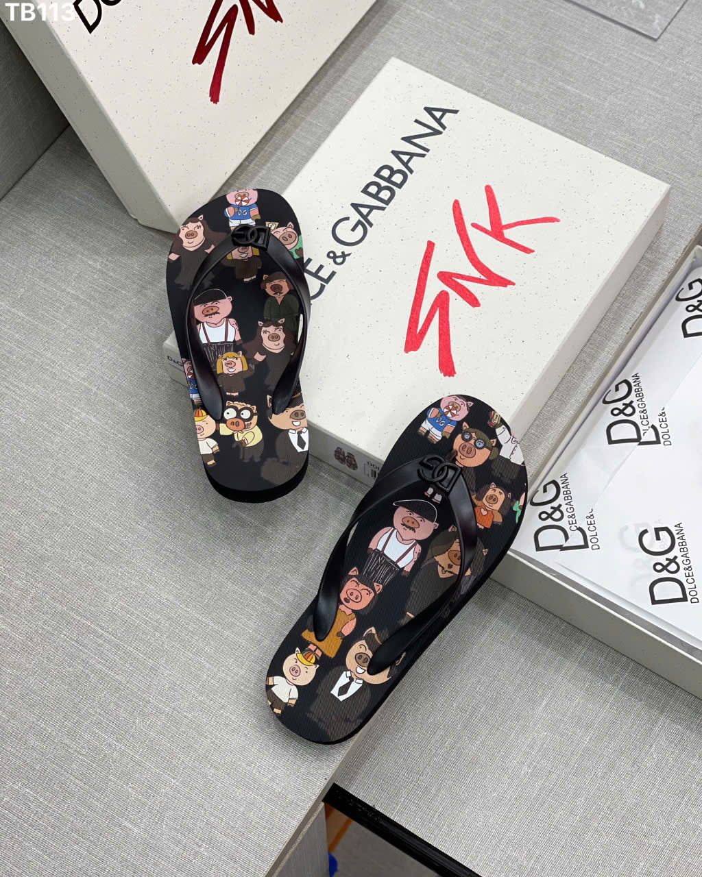Dép tông xỏ ngón flip flop Dolce Gabbana DG Pig Family Like Auth 38-43 LK