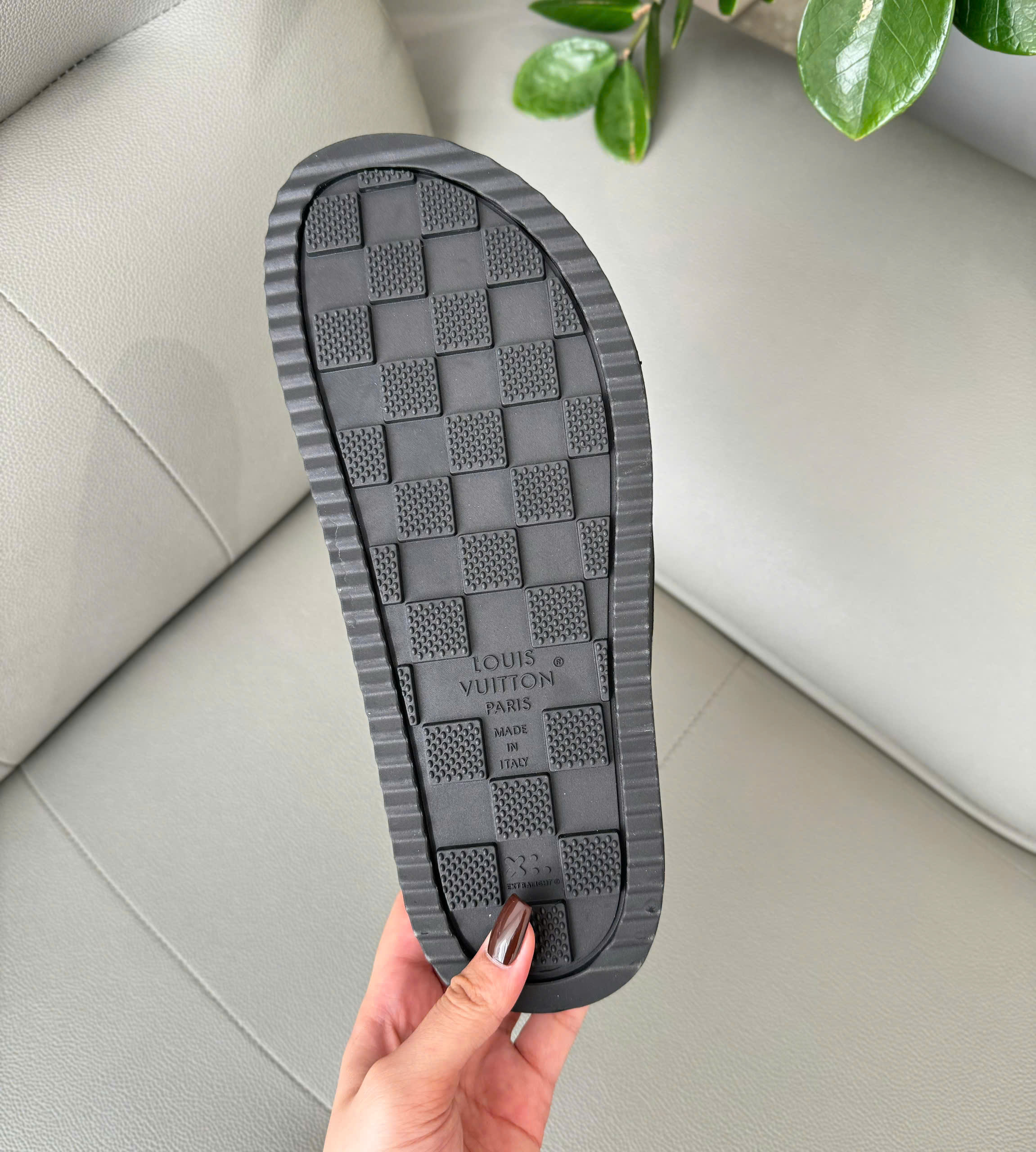 C:\Users\ADMIN\Downloads\20260420\1380 Dép lê Louis Vuitton LV monogram dập vân chìm quai Like Auth 38-43 DDT
