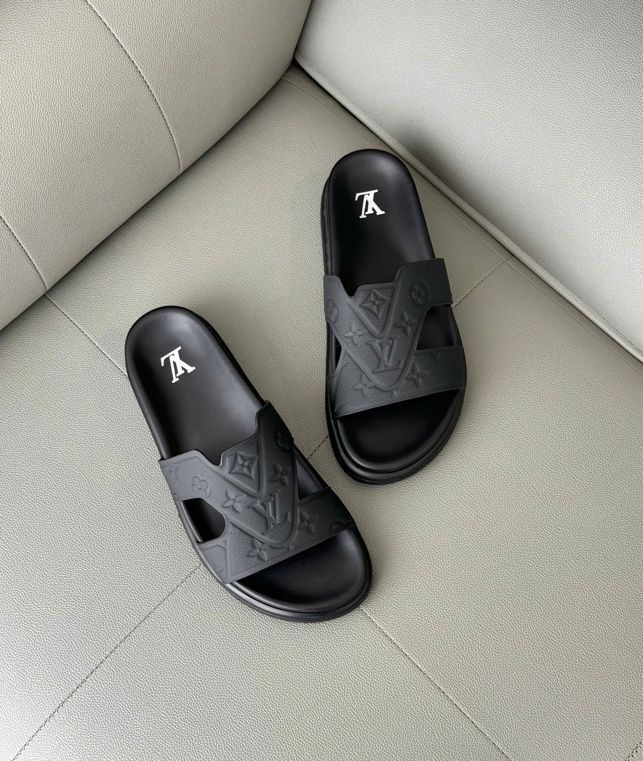 C:\Users\ADMIN\Downloads\20260420\1380 Dép lê Louis Vuitton LV monogram dập vân chìm quai Like Auth 38-43 DDT