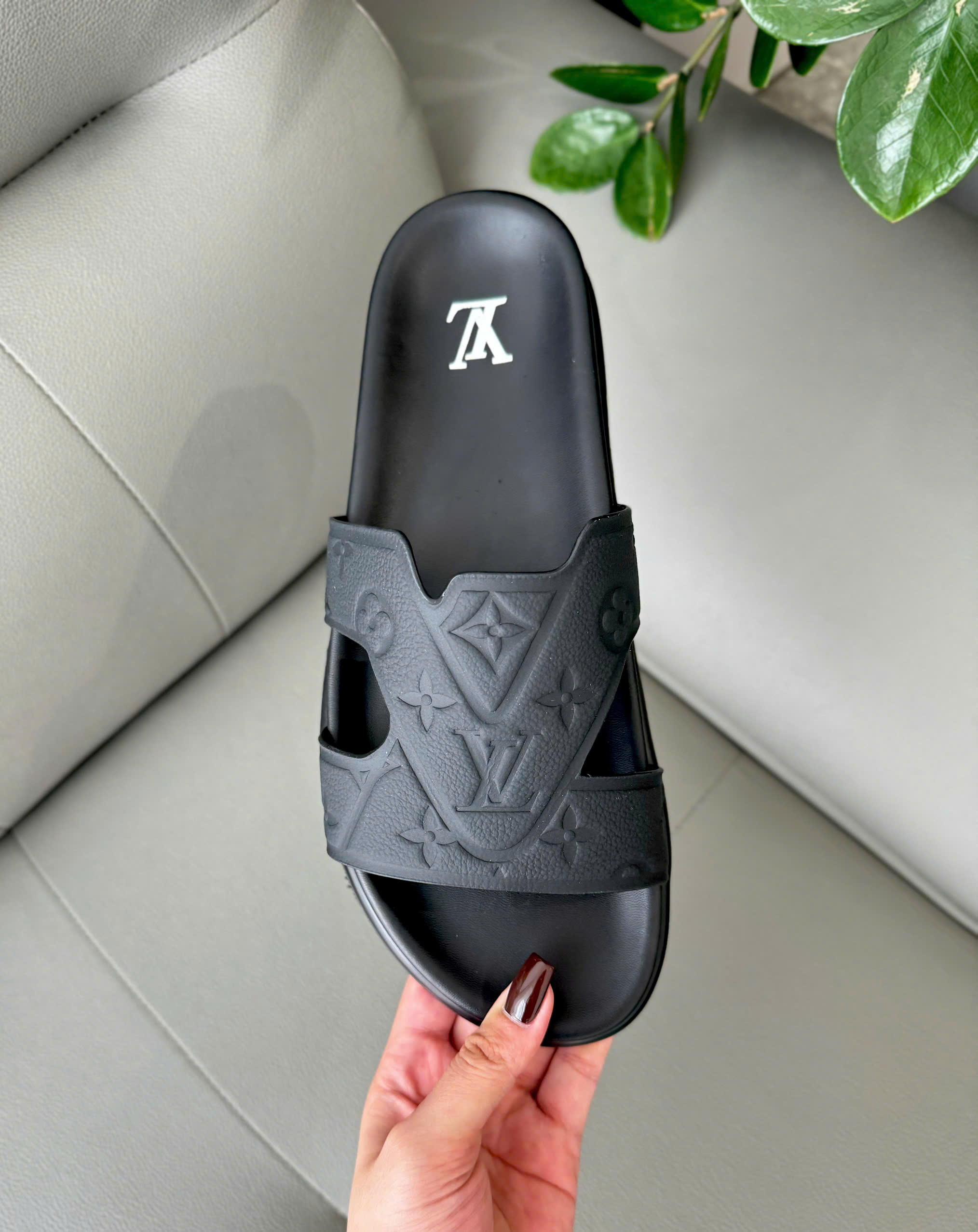 C:\Users\ADMIN\Downloads\20260420\1380 Dép lê Louis Vuitton LV monogram dập vân chìm quai Like Auth 38-43 DDT