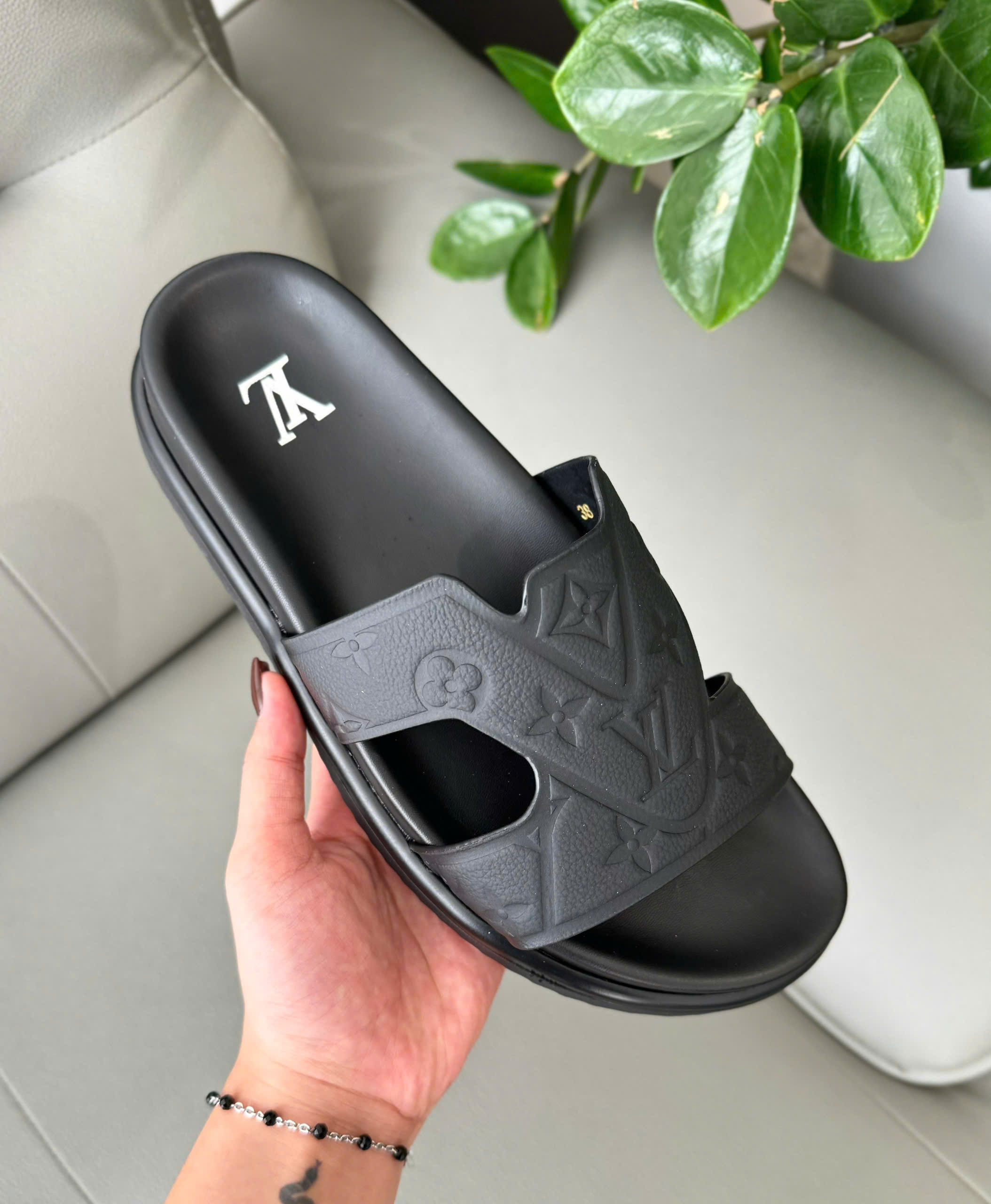 C:\Users\ADMIN\Downloads\20260420\1380 Dép lê Louis Vuitton LV monogram dập vân chìm quai Like Auth 38-43 DDT