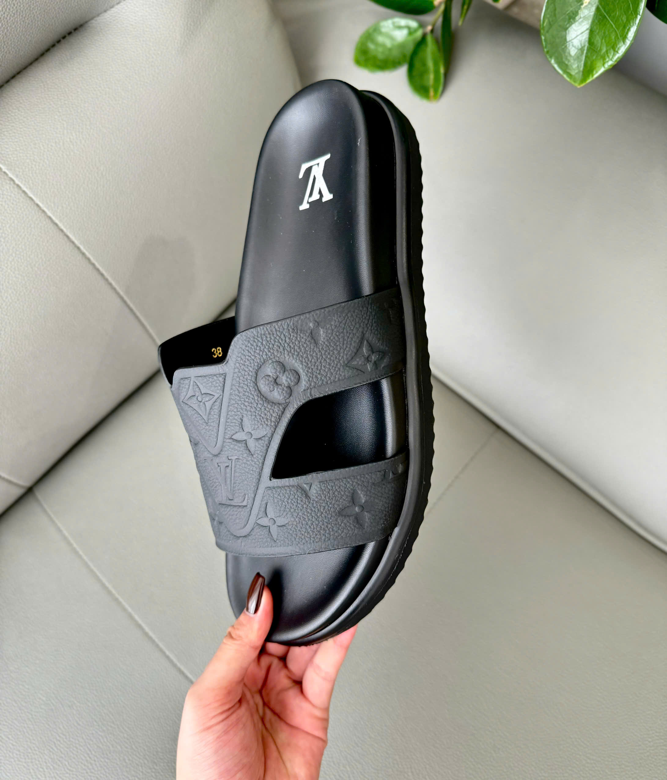 C:\Users\ADMIN\Downloads\20260420\1380 Dép lê Louis Vuitton LV monogram dập vân chìm quai Like Auth 38-43 DDT
