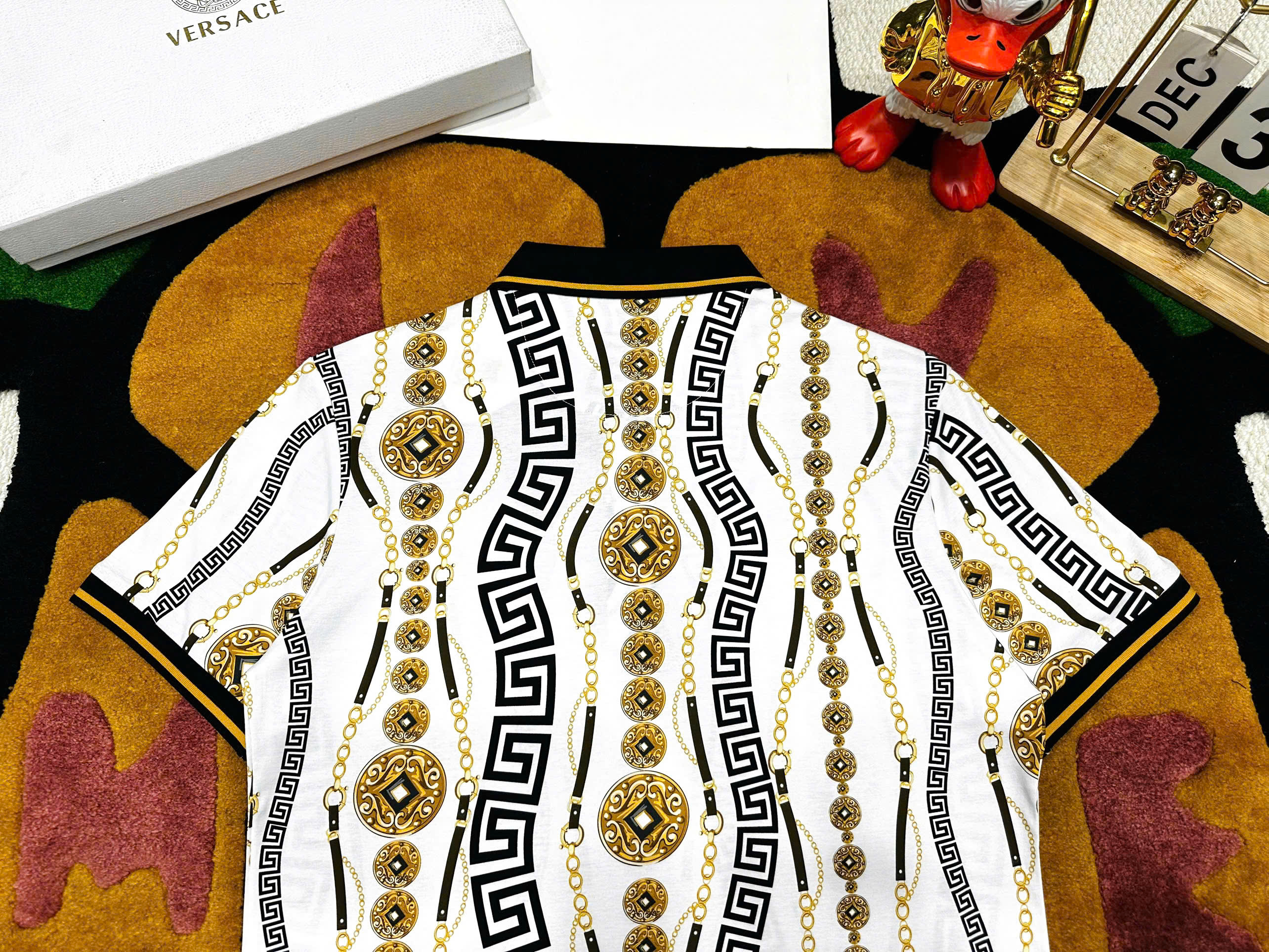 Áo polo hình Versace VS họa tiết nhiều Đồng Xu xích Vàng Like Auth 48-54 MK\Trắng