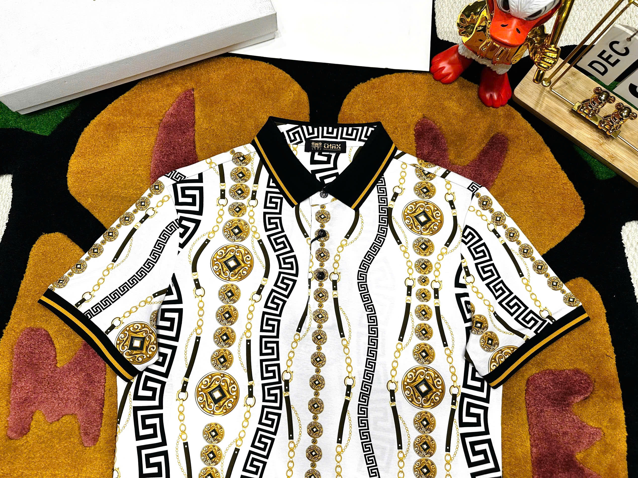 Áo polo hình Versace VS họa tiết nhiều Đồng Xu xích Vàng Like Auth 48-54 MK\Trắng