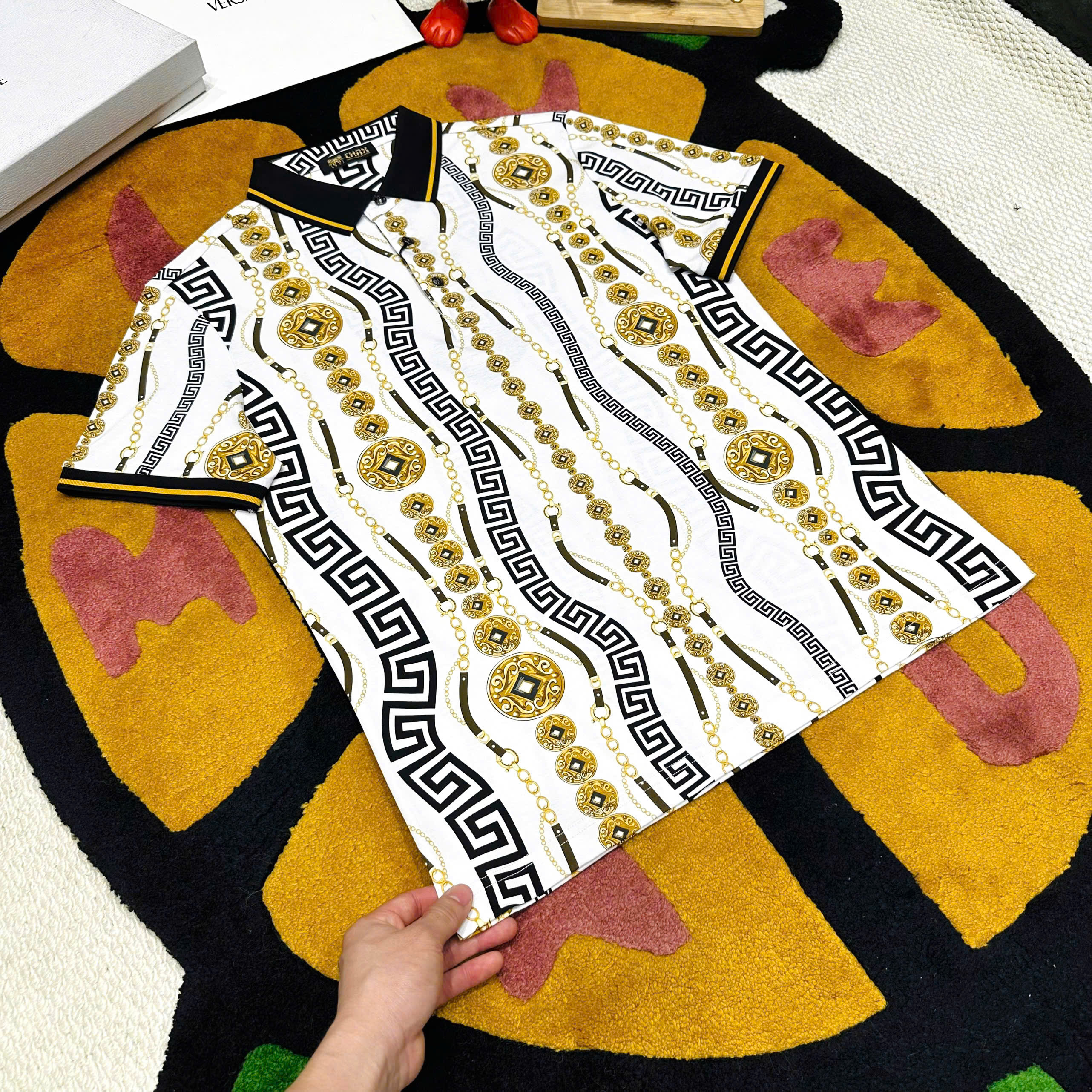 Áo polo hình Versace VS họa tiết nhiều Đồng Xu xích Vàng Like Auth 48-54 MK\Trắng