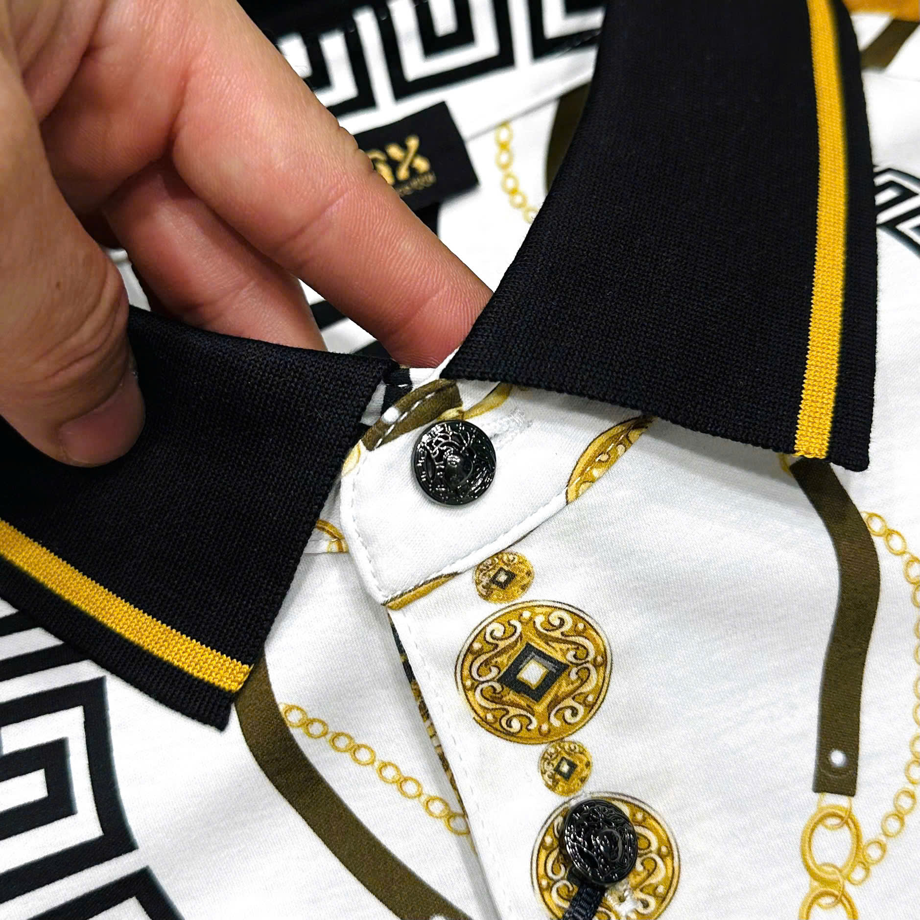 Áo polo hình Versace VS họa tiết nhiều Đồng Xu xích Vàng Like Auth 48-54 MK\Trắng