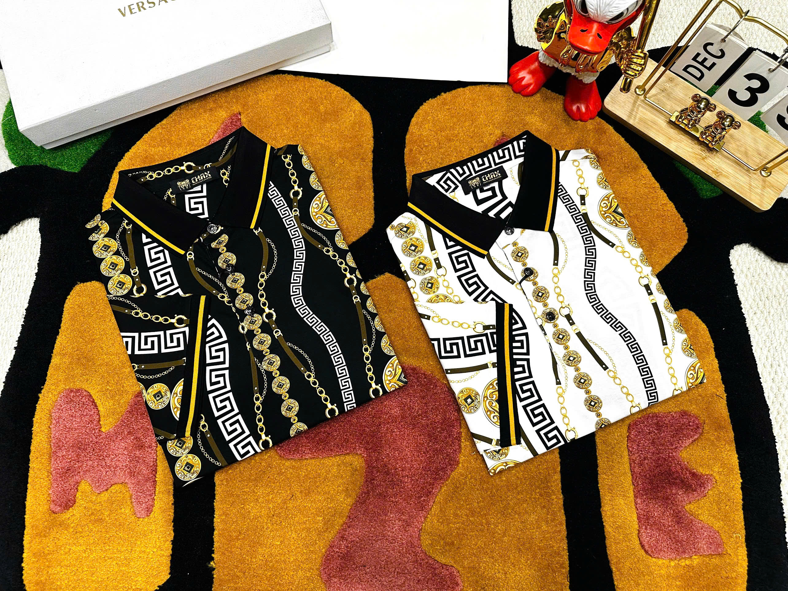 Áo polo hình Versace VS họa tiết nhiều Đồng Xu xích Vàng Like Auth 48-54 MK\Trắng