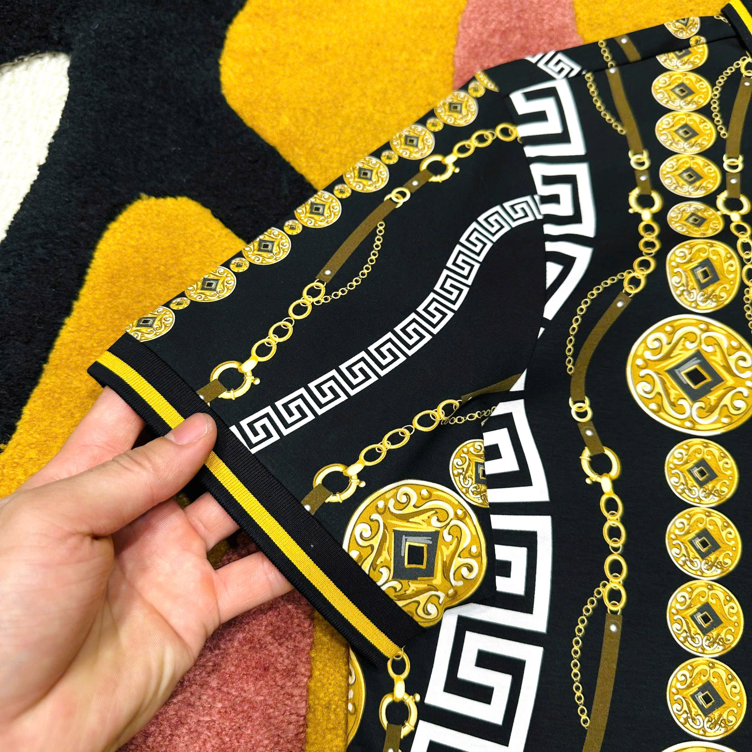Áo polo hình Versace VS họa tiết nhiều Đồng Xu xích Vàng Like Auth 48-54 MK\Đen