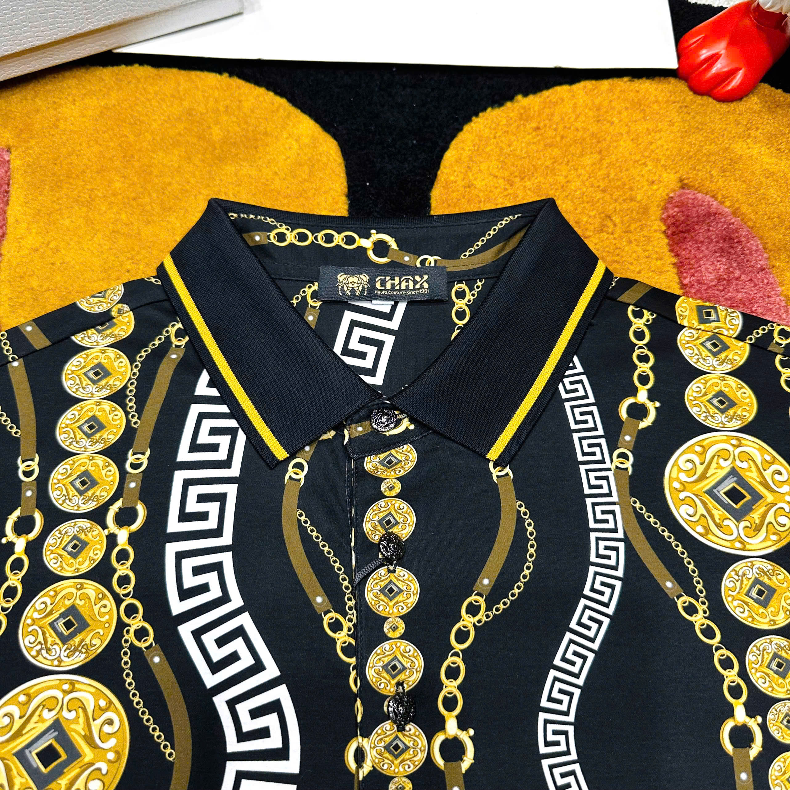 Áo polo hình Versace VS họa tiết nhiều Đồng Xu xích Vàng Like Auth 48-54 MK\Đen