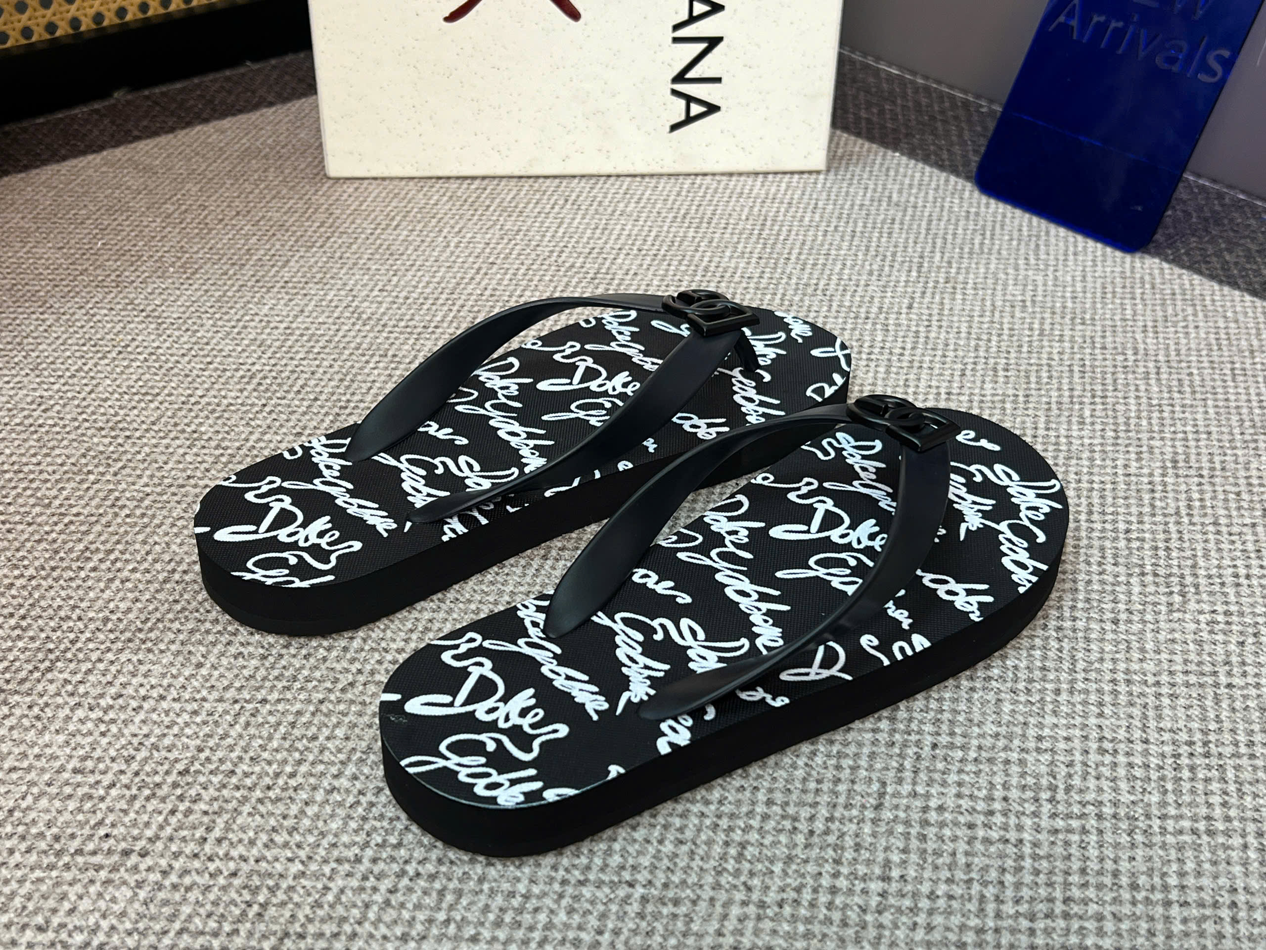 Dép tông xỏ ngón flip flop Dolce Gabbana DG logo full chữ ký Like Auth 38-43 LVQ VTN