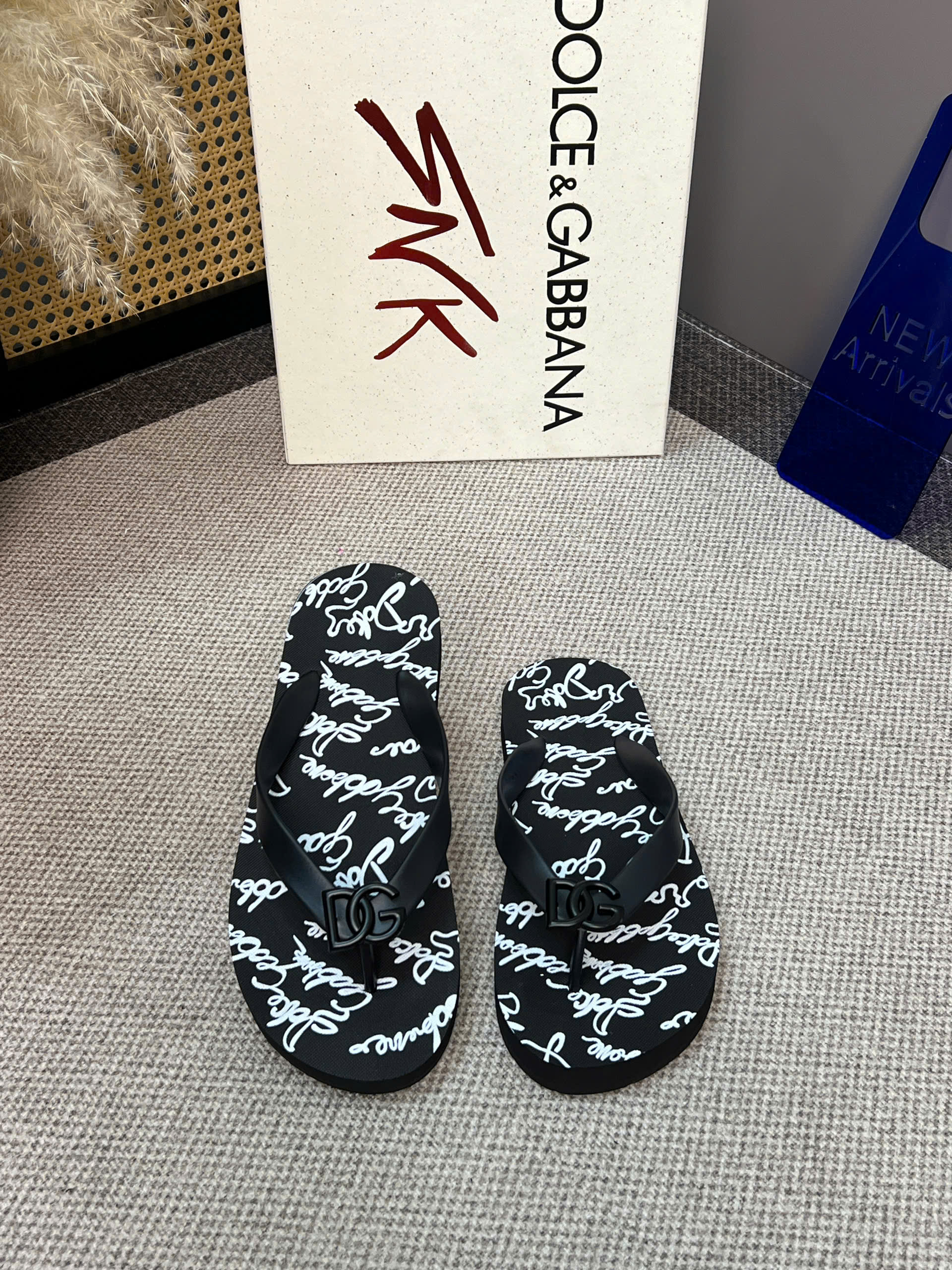 Dép tông xỏ ngón flip flop Dolce Gabbana DG logo full chữ ký Like Auth 38-43 LVQ VTN