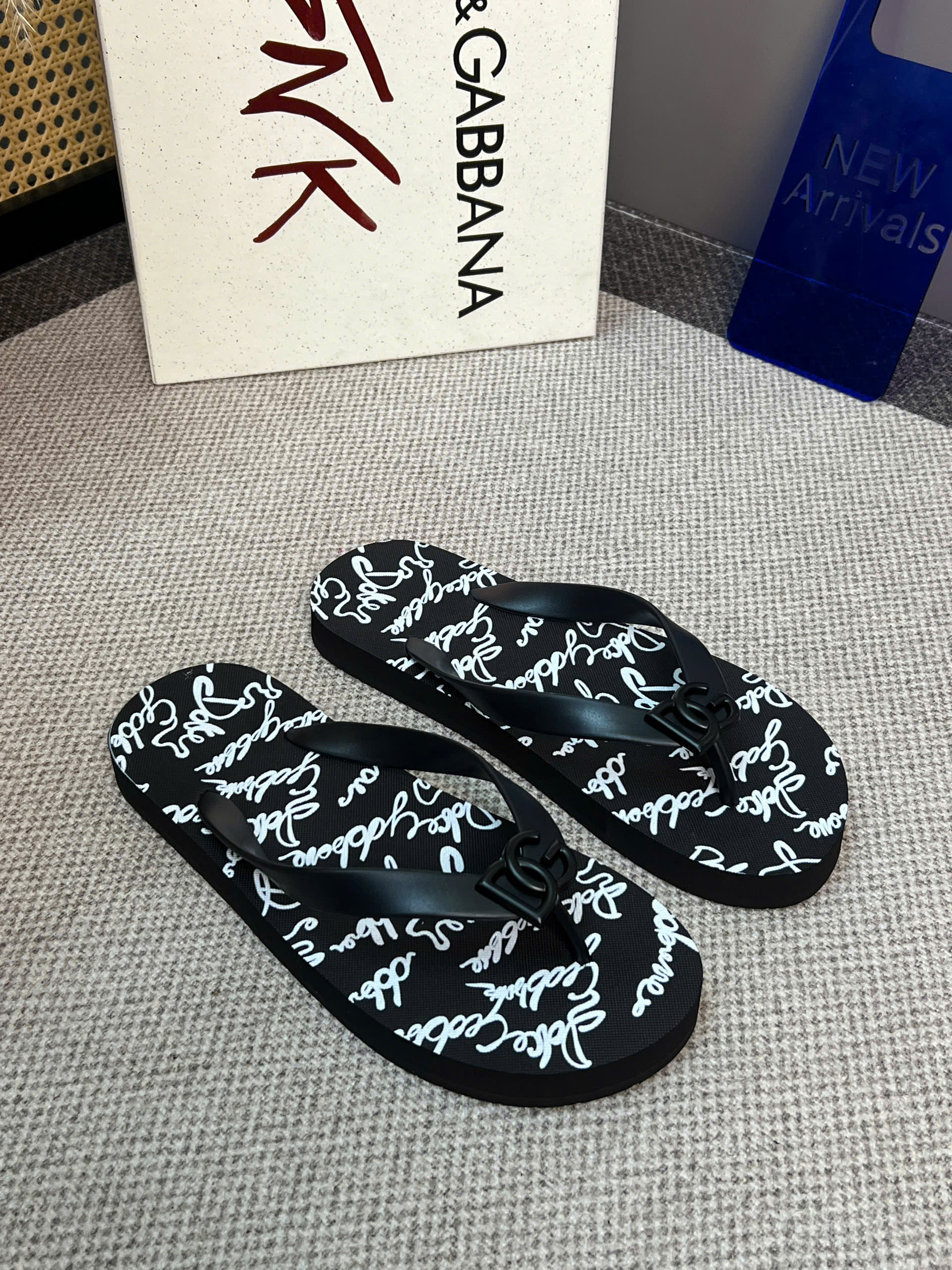 Dép tông xỏ ngón flip flop Dolce Gabbana DG logo full chữ ký Like Auth 38-43 LVQ VTN