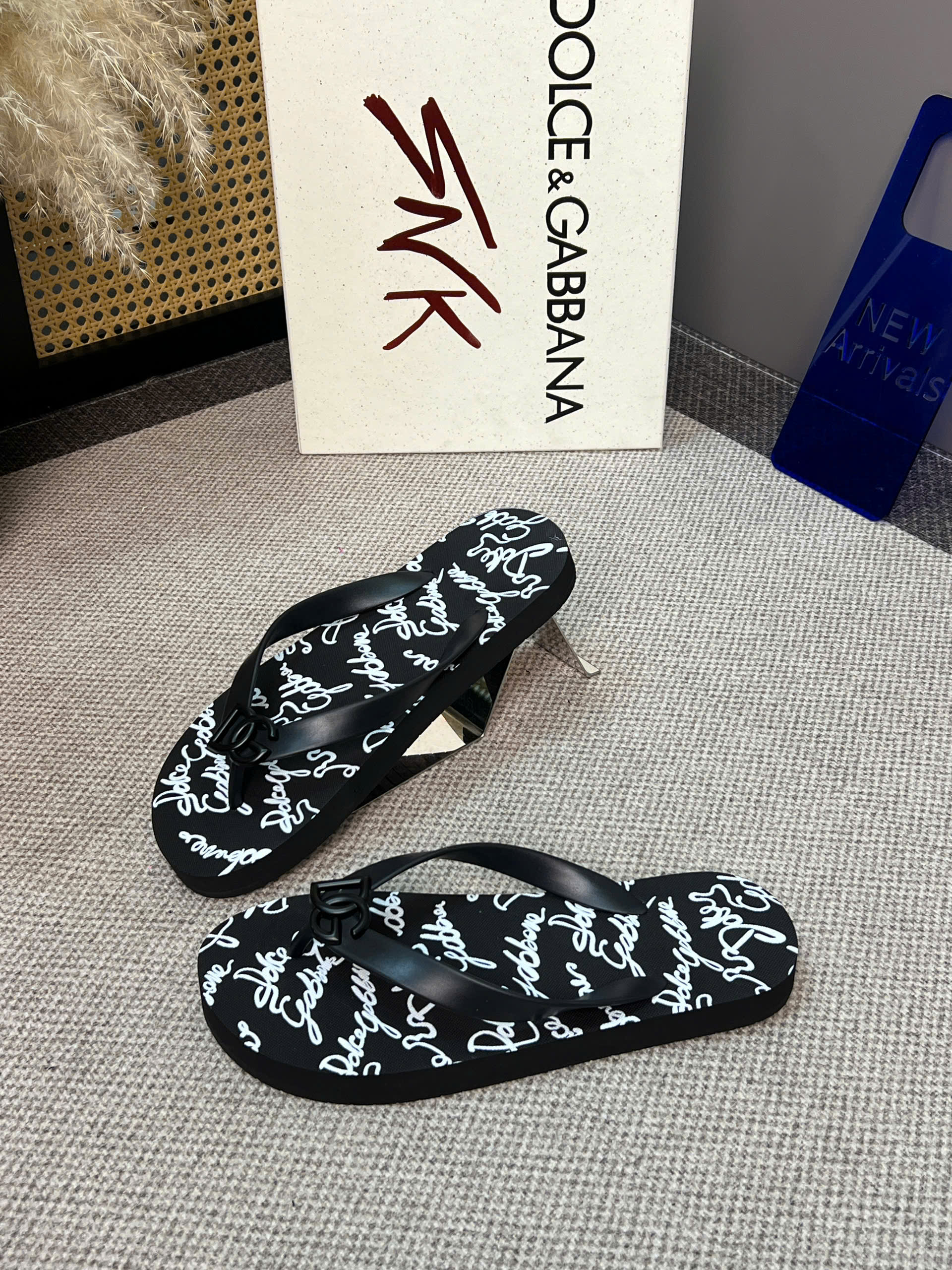 Dép tông xỏ ngón flip flop Dolce Gabbana DG logo full chữ ký Like Auth 38-43 LVQ VTN