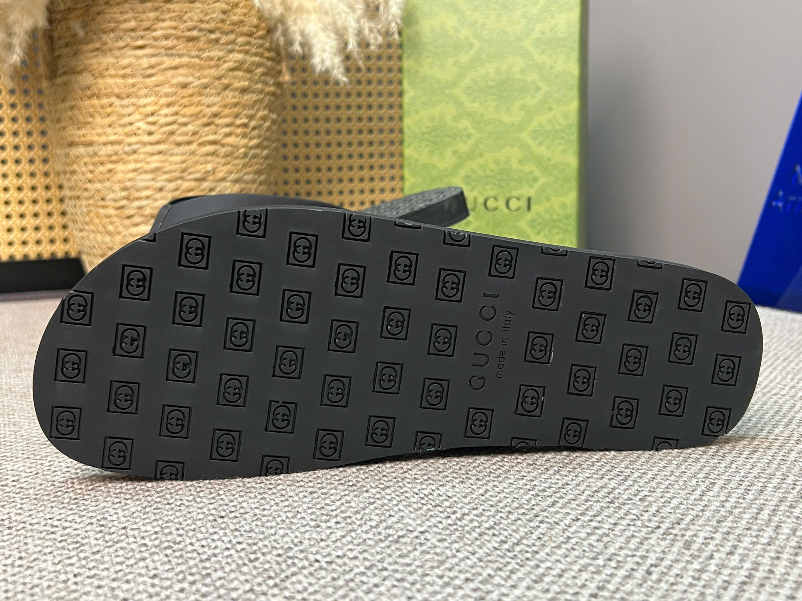 Dép tông xỏ ngón flip flop Gucci GC Đen logo full dập chìm Like Auth 38-43 LVQ VTN