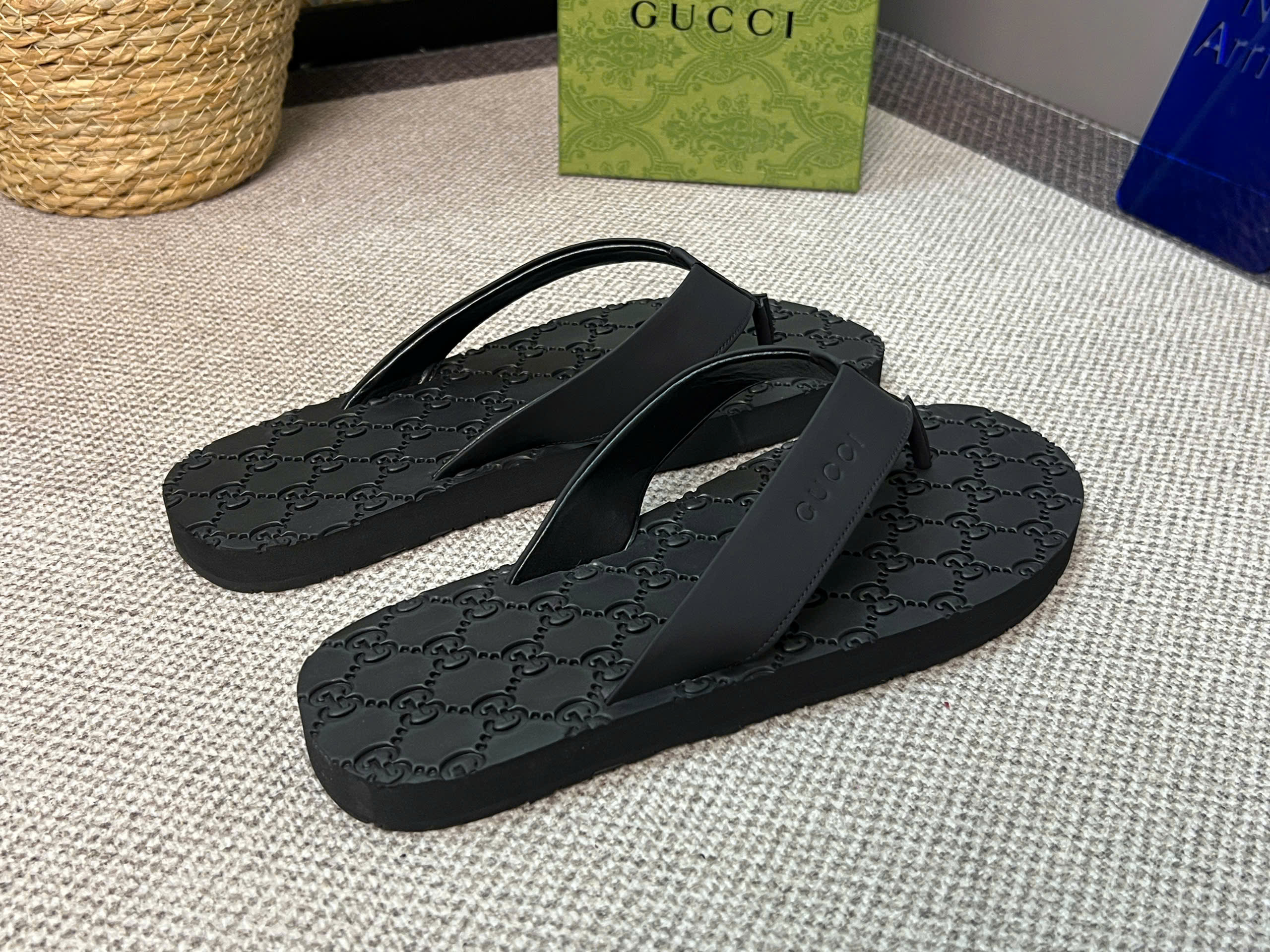 Dép tông xỏ ngón flip flop Gucci GC Đen logo full dập chìm Like Auth 38-43 LVQ VTN
