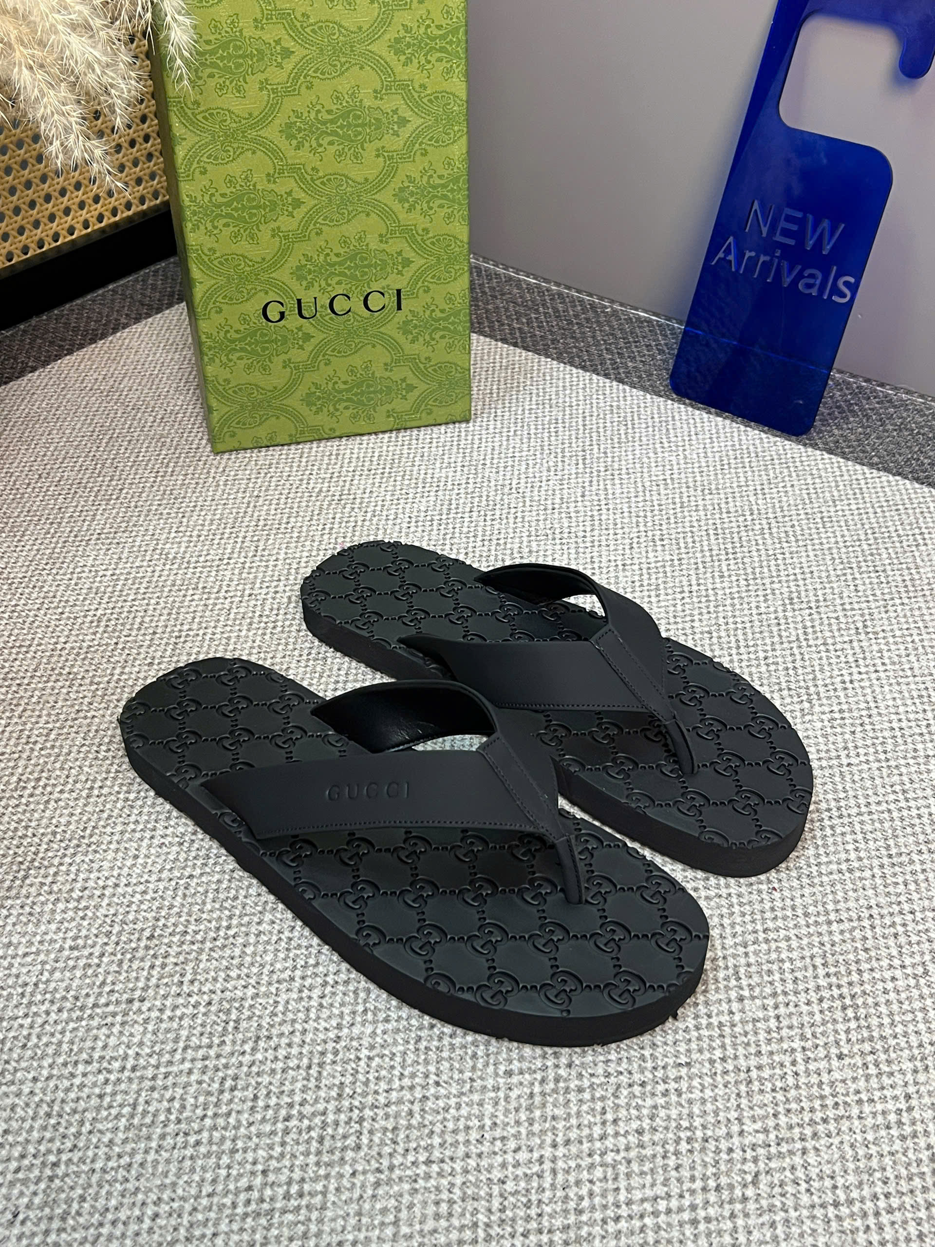 Dép tông xỏ ngón flip flop Gucci GC Đen logo full dập chìm Like Auth 38-43 LVQ VTN