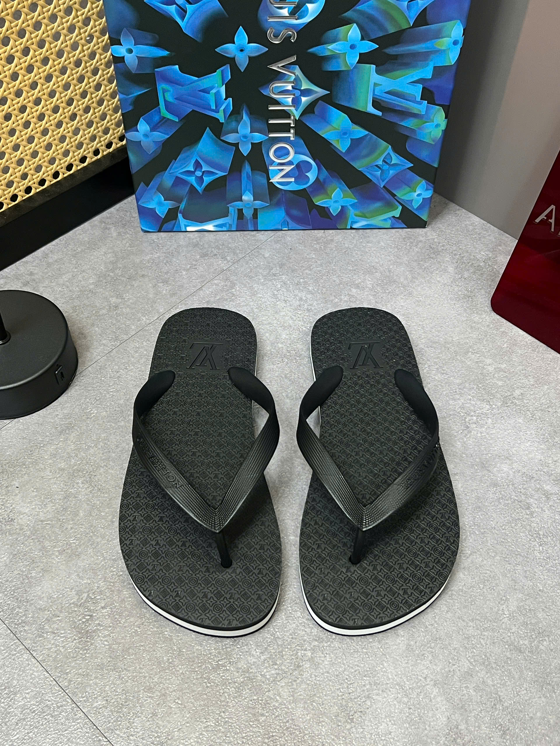 Dép tông xỏ ngón flip flop Louis Vuitton LV họa tiết monogram vân dập chìm Like Auth 38-43 LVQ VTN