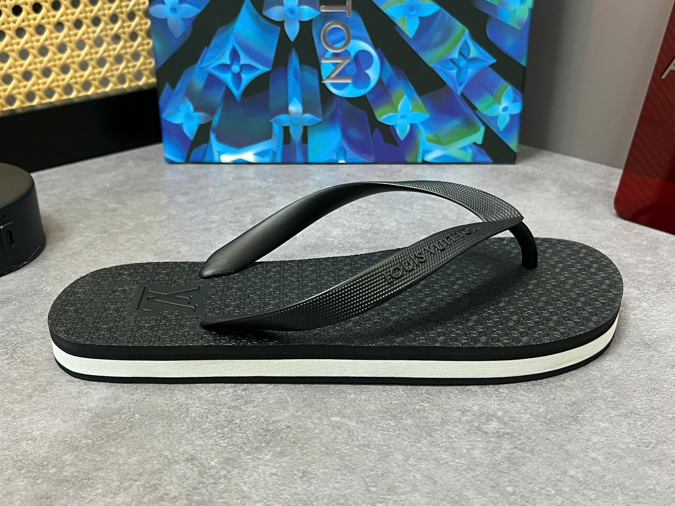 Dép tông xỏ ngón flip flop Louis Vuitton LV họa tiết monogram vân dập chìm Like Auth 38-43 LVQ VTN