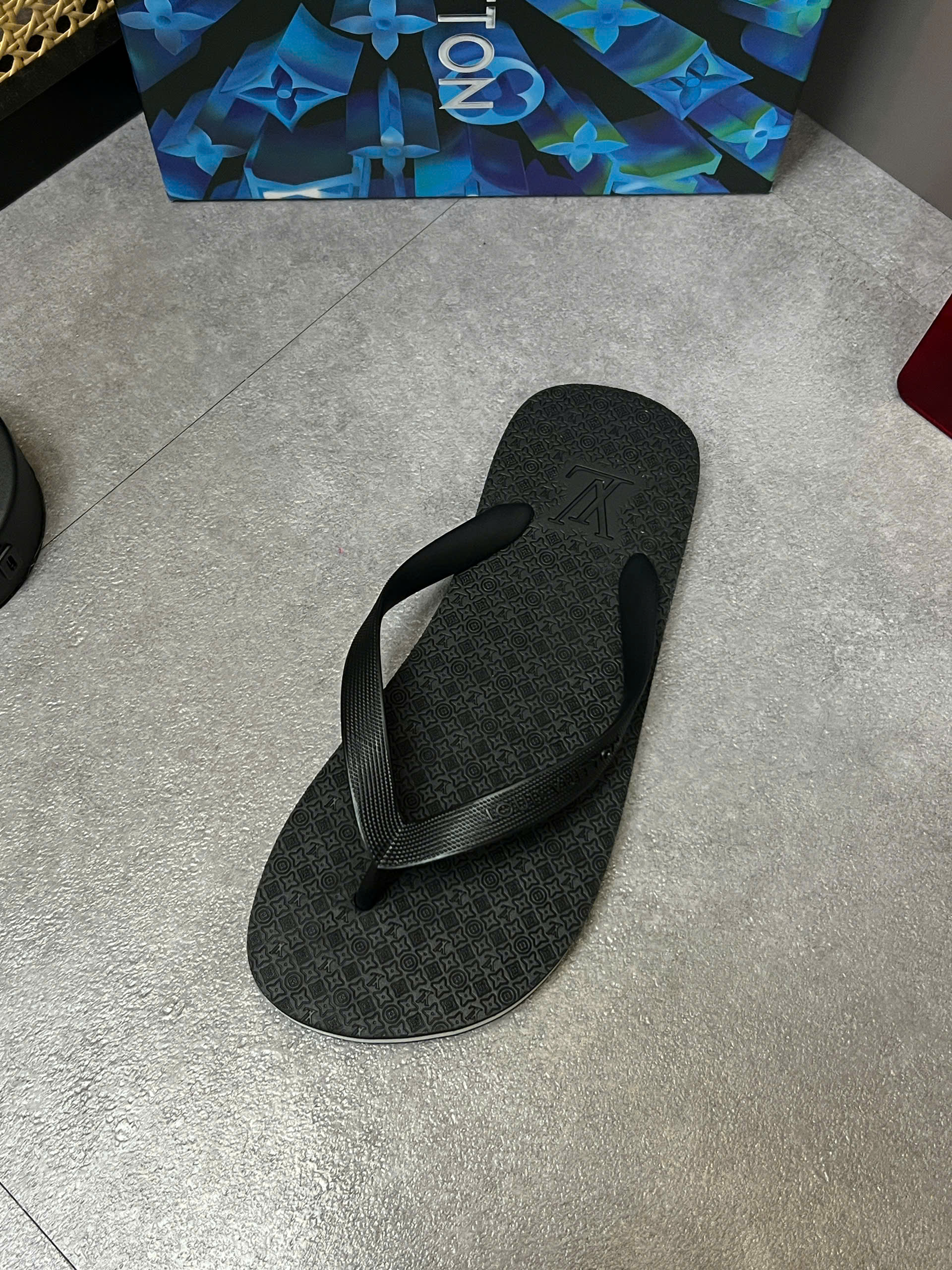 Dép tông xỏ ngón flip flop Louis Vuitton LV họa tiết monogram vân dập chìm Like Auth 38-43 LVQ VTN