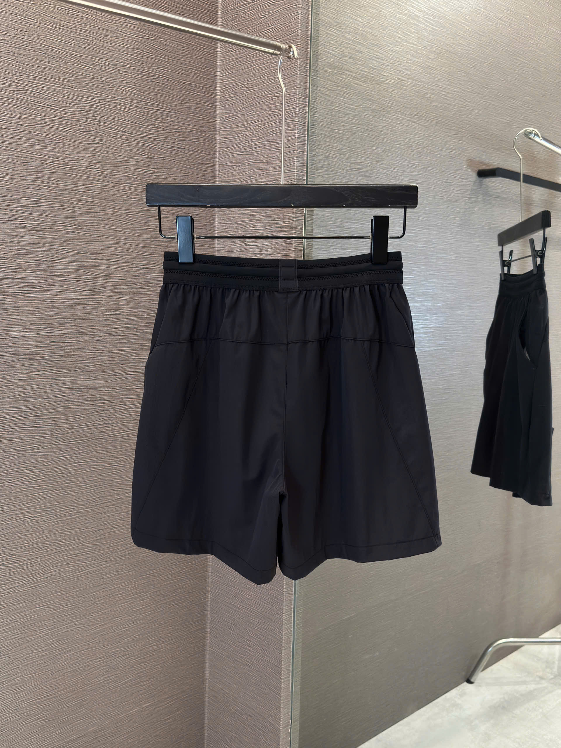 Quần short đùi Trắng thể thao Manesti Đen logo thêu túi Like Auth S-XL VTN