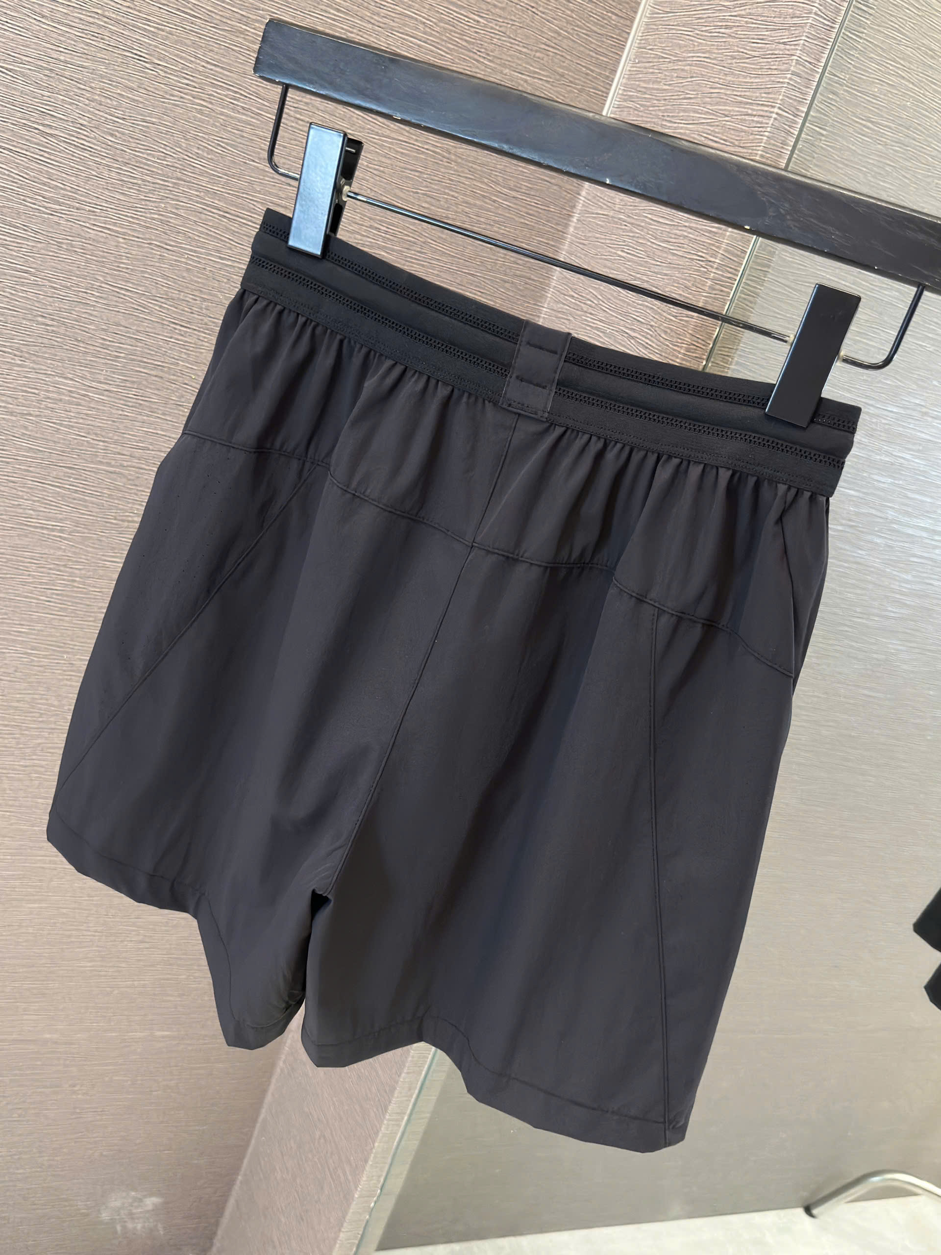 Quần short đùi Trắng thể thao Manesti Đen logo thêu túi Like Auth S-XL VTN