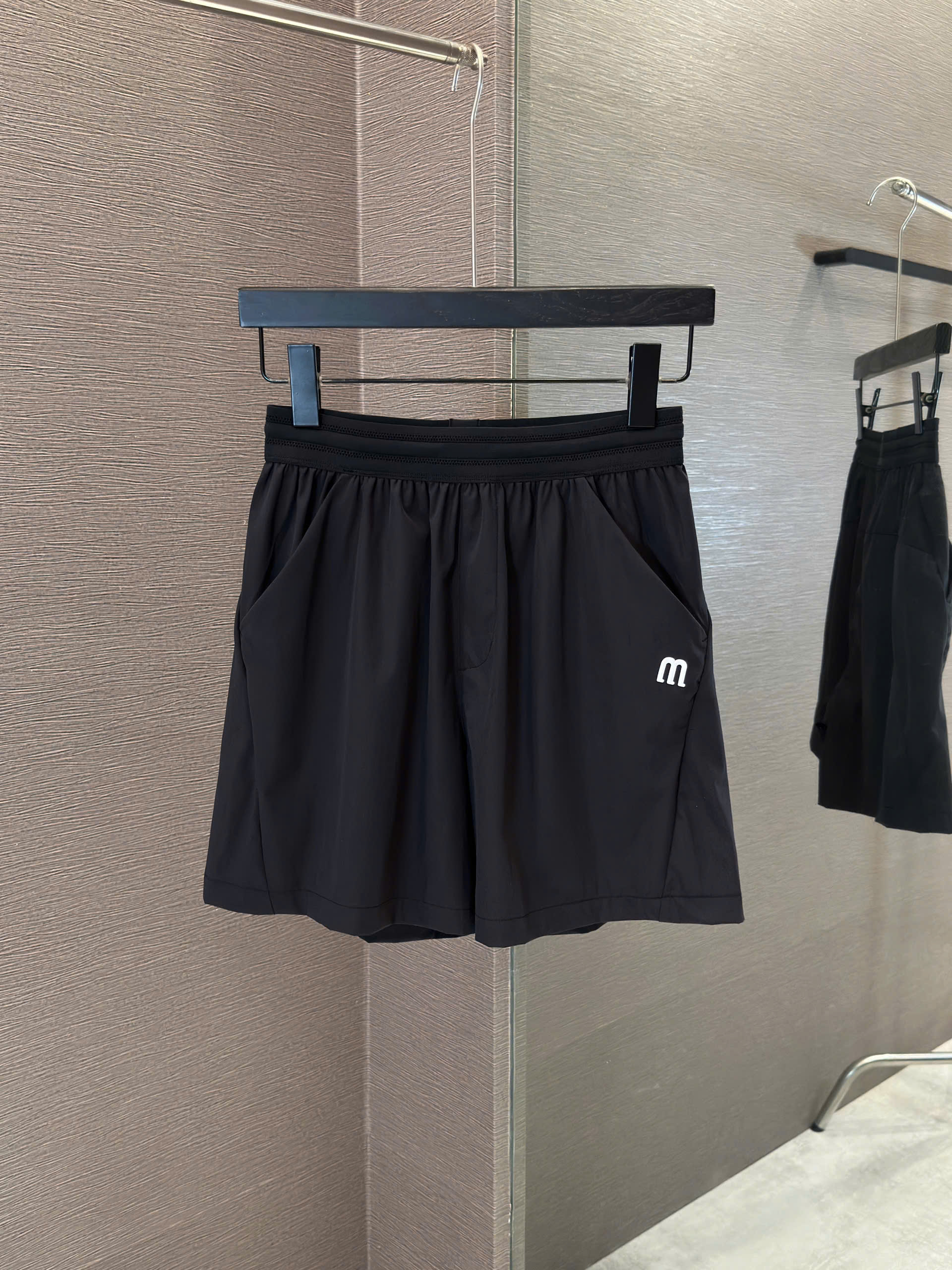 Quần short đùi Trắng thể thao Manesti Đen logo thêu túi Like Auth S-XL VTN
